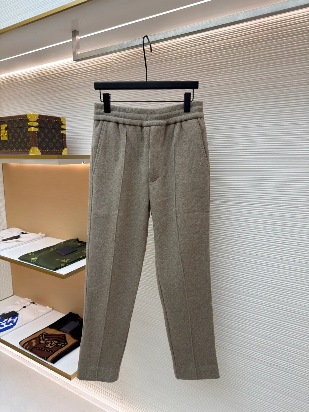 Dior presbyopic wool and cashmere straight trousers ●Item number: 1680904-C45 ●Material: wool cashmere fabric ●Technology: jacquard texture production ●Version: fitted version ●Weight: about 830 grams ●Size: S-M-L-XL ●Description: The fabric is made of cashmere fabric, containing 50% wool and pure cotton, with original hemming inside, jacquard letters, integrated design. One side has a solid color logo, and the spliced side has a classic presbyopia. It can be worn on both sides to change the style at any time. Customized imported velvet imported machine weaving, the material is conscientious and full of high-end texture. It is comfortable to wear and skin-friendly. It is made by a large factory and has perfect details and texture. The fabric is made of imported cashmere yarn. New product for early autumn! Hot style return! New version of dropped shoulder design High-grade navy blue presbyopic logo zipper cashmere jacket. Reversible. The letter jacquard texture on the back is luxurious and handsome. The hooded design is fashionable and advanced. The classic version does not make people look slimmer. Highly recommended! The overall wiring is straight and delicate, the fabric is comfortable and soft, and the color is consistent without color difference. It can be matched with the same style to create a fashionable look and control various occasions. Customized accessories, complete with three standards, same style for men and women!