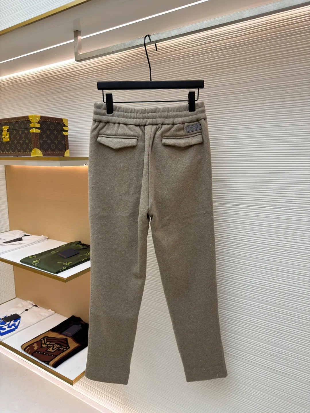 Dior presbyopic wool and cashmere straight trousers ●Item number: 1680904-C45 ●Material: wool cashmere fabric ●Technology: jacquard texture production ●Version: fitted version ●Weight: about 830 grams ●Size: S-M-L-XL ●Description: The fabric is made of cashmere fabric, containing 50% wool and pure cotton, with original hemming inside, jacquard letters, integrated design. One side has a solid color logo, and the spliced side has a classic presbyopia. It can be worn on both sides to change the style at any time. Customized imported velvet imported machine weaving, the material is conscientious and full of high-end texture. It is comfortable to wear and skin-friendly. It is made by a large factory and has perfect details and texture. The fabric is made of imported cashmere yarn. New product for early autumn! Hot style return! New version of dropped shoulder design High-grade navy blue presbyopic logo zipper cashmere jacket. Reversible. The letter jacquard texture on the back is luxurious and handsome. The hooded design is fashionable and advanced. The classic version does not make people look slimmer. Highly recommended! The overall wiring is straight and delicate, the fabric is comfortable and soft, and the color is consistent without color difference. It can be matched with the same style to create a fashionable look and control various occasions. Customized accessories, complete with three standards, same style for men and women!