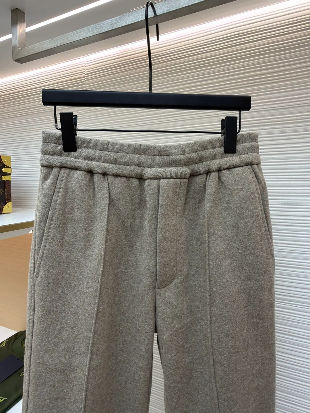 Dior presbyopic wool and cashmere straight trousers ●Item number: 1680904-C45 ●Material: wool cashmere fabric ●Technology: jacquard texture production ●Version: fitted version ●Weight: about 830 grams ●Size: S-M-L-XL ●Description: The fabric is made of cashmere fabric, containing 50% wool and pure cotton, with original hemming inside, jacquard letters, integrated design. One side has a solid color logo, and the spliced side has a classic presbyopia. It can be worn on both sides to change the style at any time. Customized imported velvet imported machine weaving, the material is conscientious and full of high-end texture. It is comfortable to wear and skin-friendly. It is made by a large factory and has perfect details and texture. The fabric is made of imported cashmere yarn. New product for early autumn! Hot style return! New version of dropped shoulder design High-grade navy blue presbyopic logo zipper cashmere jacket. Reversible. The letter jacquard texture on the back is luxurious and handsome. The hooded design is fashionable and advanced. The classic version does not make people look slimmer. Highly recommended! The overall wiring is straight and delicate, the fabric is comfortable and soft, and the color is consistent without color difference. It can be matched with the same style to create a fashionable look and control various occasions. Customized accessories, complete with three standards, same style for men and women!