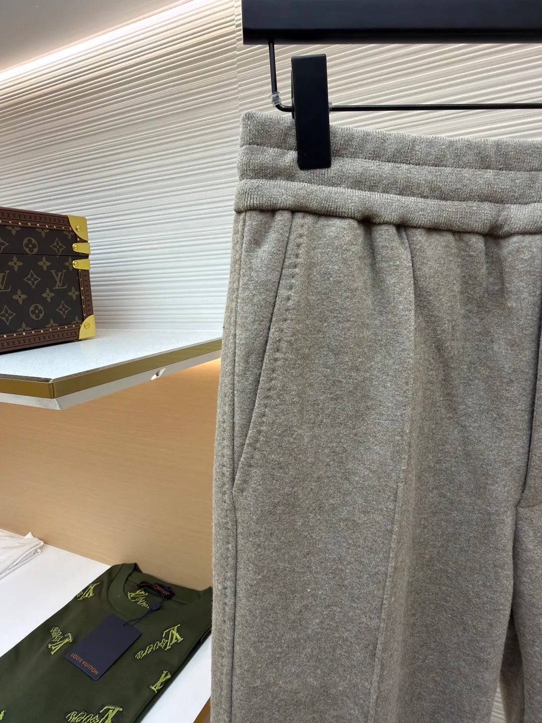 Dior presbyopic wool and cashmere straight trousers ●Item number: 1680904-C45 ●Material: wool cashmere fabric ●Technology: jacquard texture production ●Version: fitted version ●Weight: about 830 grams ●Size: S-M-L-XL ●Description: The fabric is made of cashmere fabric, containing 50% wool and pure cotton, with original hemming inside, jacquard letters, integrated design. One side has a solid color logo, and the spliced side has a classic presbyopia. It can be worn on both sides to change the style at any time. Customized imported velvet imported machine weaving, the material is conscientious and full of high-end texture. It is comfortable to wear and skin-friendly. It is made by a large factory and has perfect details and texture. The fabric is made of imported cashmere yarn. New product for early autumn! Hot style return! New version of dropped shoulder design High-grade navy blue presbyopic logo zipper cashmere jacket. Reversible. The letter jacquard texture on the back is luxurious and handsome. The hooded design is fashionable and advanced. The classic version does not make people look slimmer. Highly recommended! The overall wiring is straight and delicate, the fabric is comfortable and soft, and the color is consistent without color difference. It can be matched with the same style to create a fashionable look and control various occasions. Customized accessories, complete with three standards, same style for men and women!