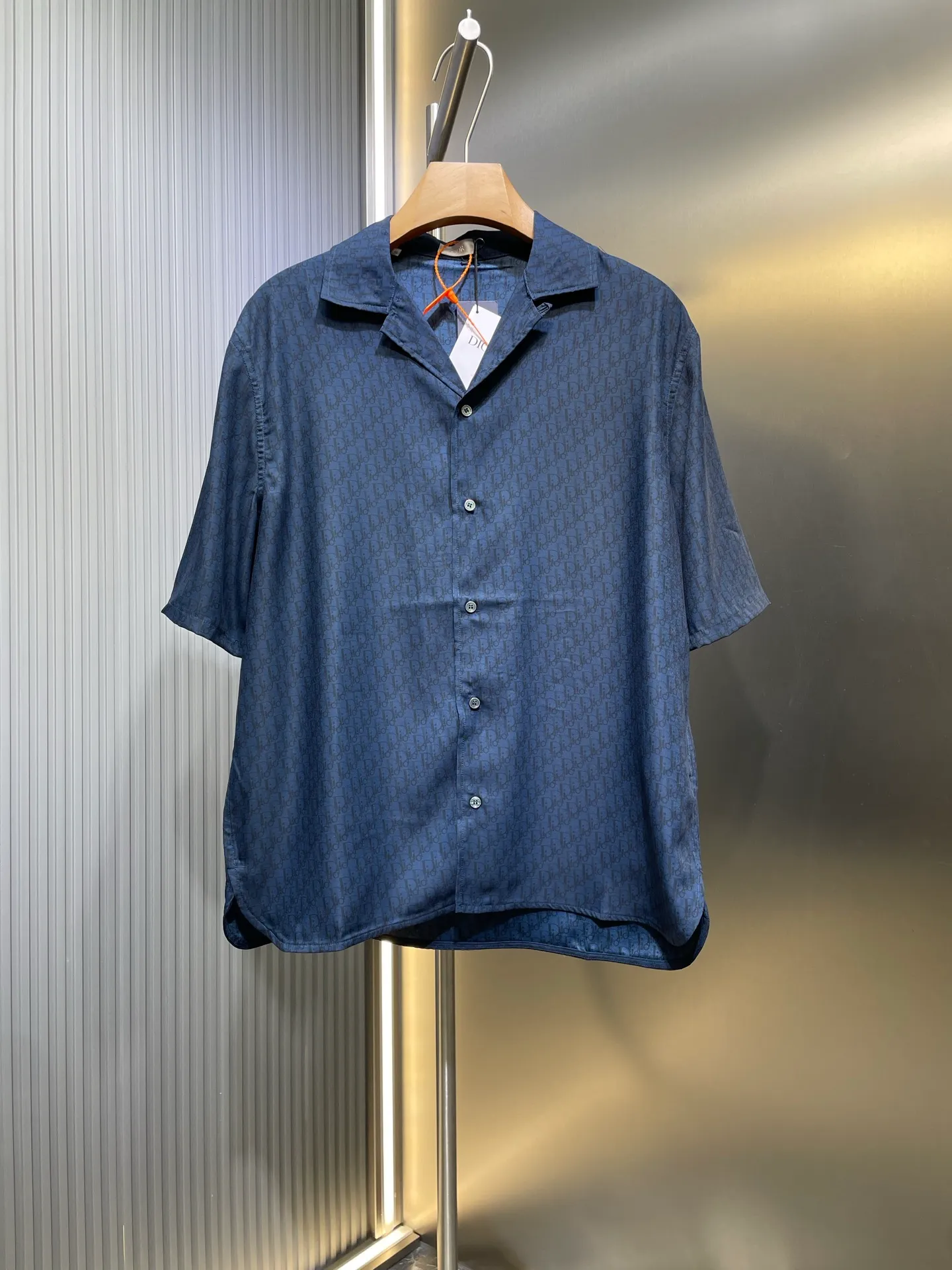🅿️470 Dior🌟【Top Original】Blue-gray mulberry silk and cotton blend short shirt. This short-sleeved shirt highlights the classic Oblique print. Crafted from blue mulberry silk and cotton blend, it features a peaked lapel collar and arc-shaped hem for a casual style. Pair with matching shorts for a sophisticated summer look size: 39 40 41 42