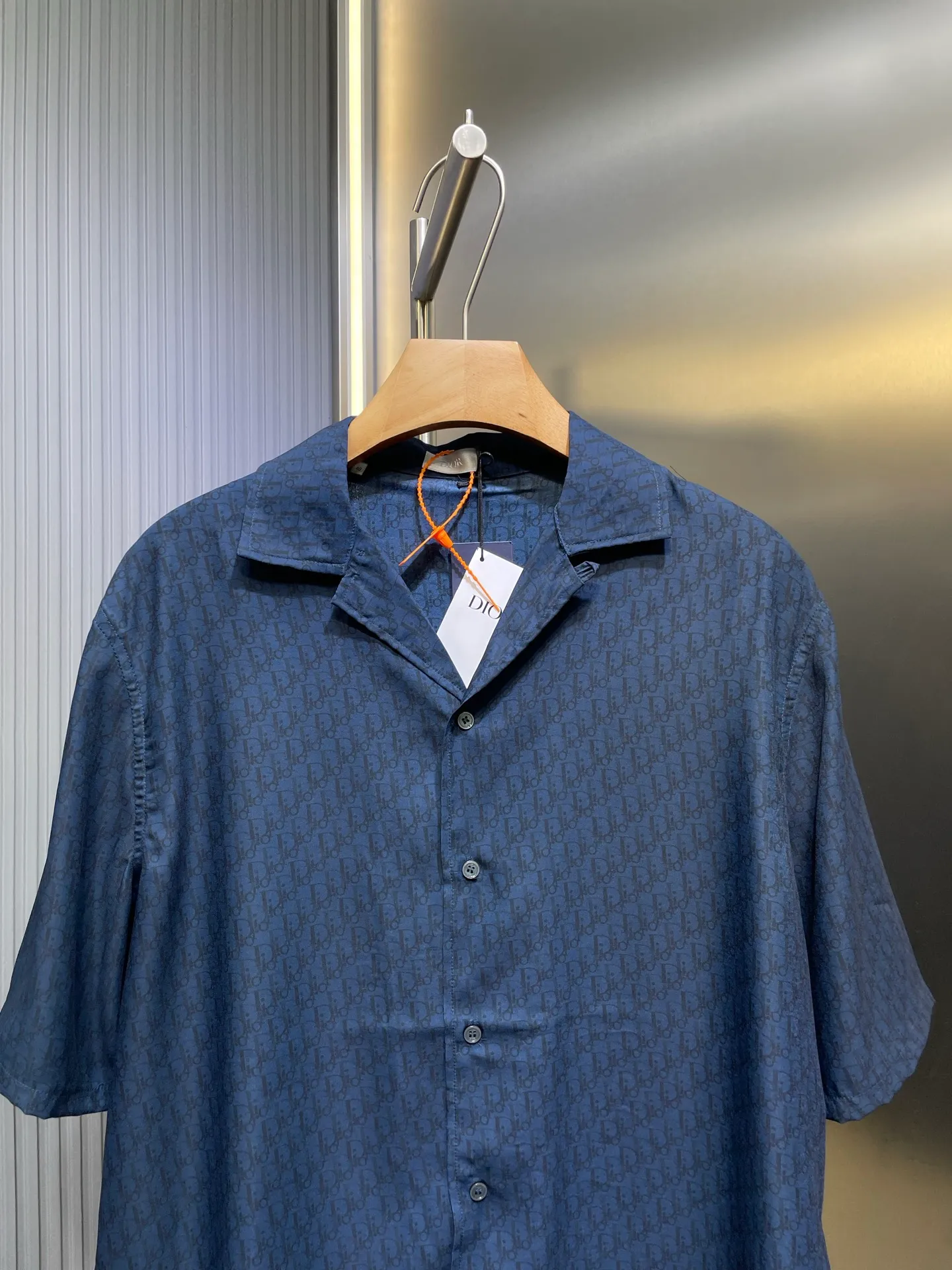 🅿️470 Dior🌟【Top Original】Blue-gray mulberry silk and cotton blend short shirt. This short-sleeved shirt highlights the classic Oblique print. Crafted from blue mulberry silk and cotton blend, it features a peaked lapel collar and arc-shaped hem for a casual style. Pair with matching shorts for a sophisticated summer look size: 39 40 41 42