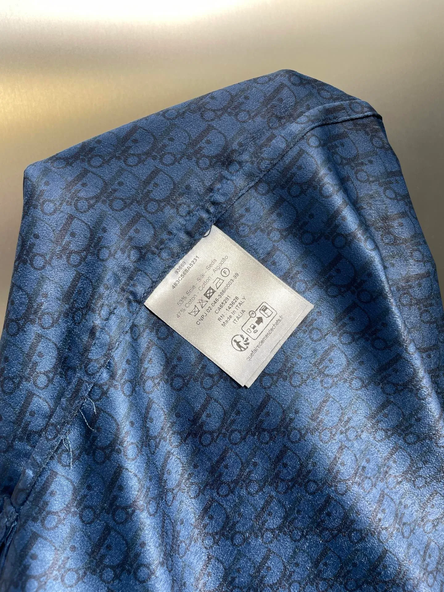 🅿️470 Dior🌟【Top Original】Blue-gray mulberry silk and cotton blend short shirt. This short-sleeved shirt highlights the classic Oblique print. Crafted from blue mulberry silk and cotton blend, it features a peaked lapel collar and arc-shaped hem for a casual style. Pair with matching shorts for a sophisticated summer look size: 39 40 41 42