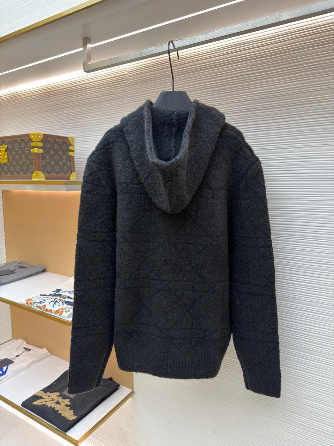Dior diamond pattern jacquard knitted hoodie ●Original version: 24000 purchased and developed ●Item number: 1681969-C70 ●Fabric: wool blended fabric ●Technology: jacquard knitting ●Color: black ●Version: fitted version ●Weight: about 1415 grams ●Size: S-M-L-XL ●Description: This is LV The 2025 autumn and winter series of plush hooded sweaters are made of 100% Albaka wool blend, and the yarn contains 30% alpaca. It is woven with a 16-needle coarse weaving process. The surface presents a matte plush texture and is twice as warm as ordinary wool. The main body of the garment is made of rhombus plaid jacquard, with a three-dimensional texture formed by alternating front and back stitching techniques without additional seams. The hood is made of one-piece knitting, with an invisible shaping lining built into the brim, making it more comfortable to wear. The drawstring is made of core-spun rope of the same material, and the rope ends are treated with metal crimping, making it durable and not easy to wear. The finished product is ironed with low-temperature steam to avoid damage to the plush fibers. The cuffs and hem are ribbed for long-lasting elasticity and a good fit. The whole piece is sewn in an Italian workshop, with no exposed threads in the details, continuing the exquisite standards of the brand's high-end knitted items. The overall stitching is straight and delicate, the fabric is comfortable and soft, and the color is consistent with no color difference. It can be matched with the same style to create a fashionable look and control various occasions. Customized accessories, complete with three standards, the same style for men and women!