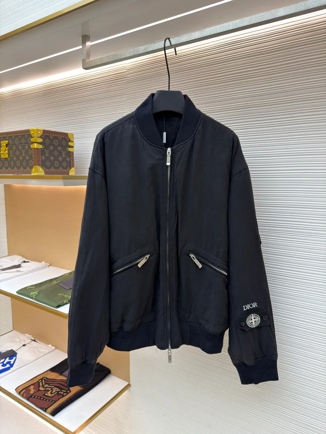 Dior Stone Island joint bomber cotton jacket ●Original version: 37000 purchased and developed ●Item number: 1681023-D60 ●Fabric: mulberry silk blended fabric ●Technology: embroidery production ●Version: fitted version ●Weight: about 855 grams ●Size: 44-46-48-50 ●Description: Custom-spun dyed yarn is made of mulberry silk blended material. (The lining and top fabric are the same color.) Customized bag cloth. Yibu 503# color. Customized 40g spray-glued cotton double-sided anti-velvet square plaid. Embroidery is processed by imported TAJIMA machine. (Large embroidered wadding on back sleeves) Customized wool thread (collar + hem + cuffs) Customized 5# Metal upper and lower pull-down matte Swiss (fly zipper + pocket zipper) with logo. Customized platinum engraved metal air holes. Customized four-button buckle on the inner pocket. Customized fabric knowledge mark 8×14cm. Customized 0.3cm cotton rope center front placket + bag lip. Made by a large factory, it is a test of workmanship. The upper body is comfortable and natural. The overall wiring is straight and delicate, the fabric is comfortable and soft, and the color is consistent without color difference. It can be matched with the same style to create a fashionable look and control various occasions. Customized accessories, complete with three standards, same style for men and women!