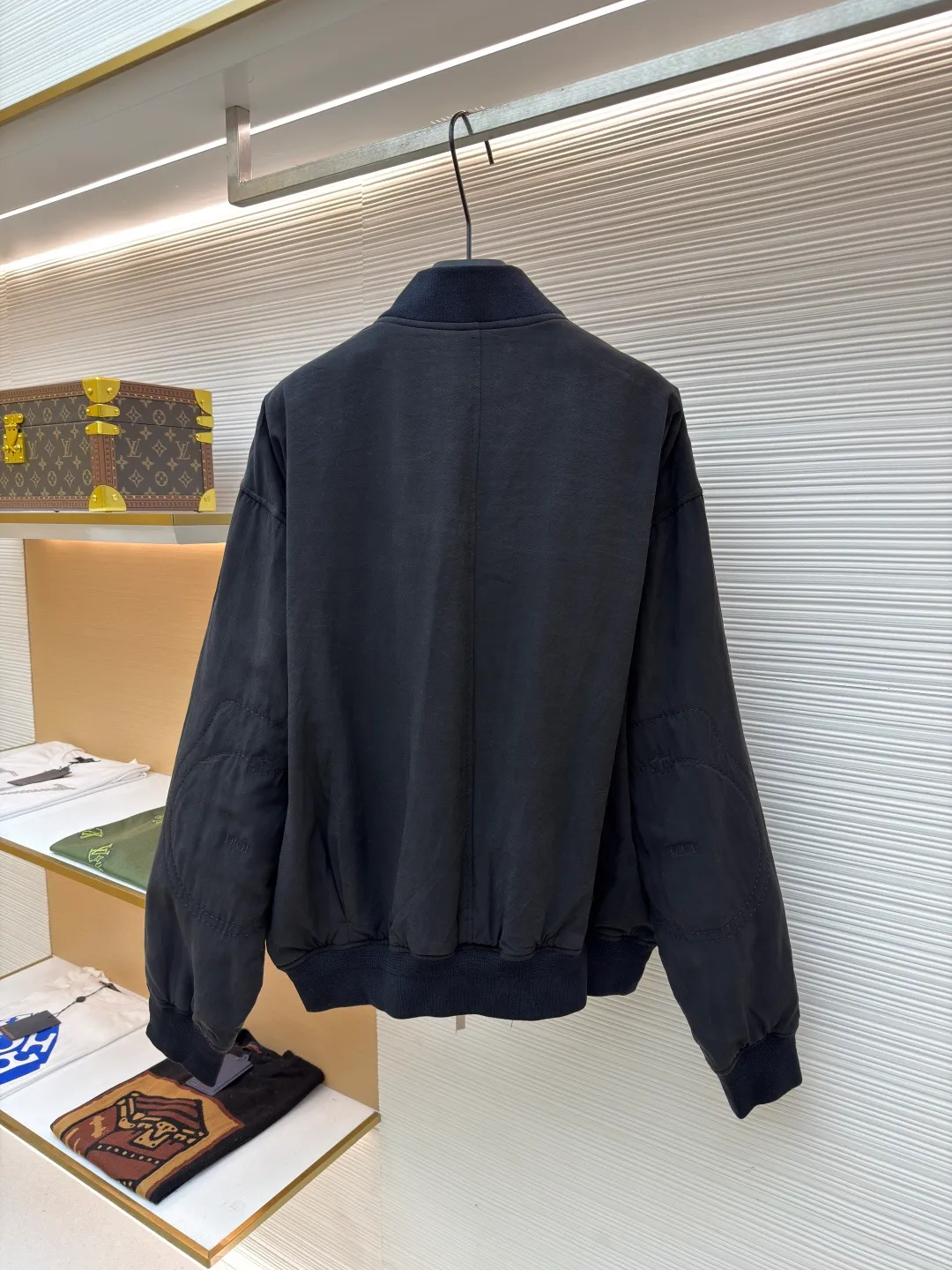 Dior Stone Island joint bomber cotton jacket ●Original version: 37000 purchased and developed ●Item number: 1681023-D60 ●Fabric: mulberry silk blended fabric ●Technology: embroidery production ●Version: fitted version ●Weight: about 855 grams ●Size: 44-46-48-50 ●Description: Custom-spun dyed yarn is made of mulberry silk blended material. (The lining and top fabric are the same color.) Customized bag cloth. Yibu 503# color. Customized 40g spray-glued cotton double-sided anti-velvet square plaid. Embroidery is processed by imported TAJIMA machine. (Large embroidered wadding on back sleeves) Customized wool thread (collar + hem + cuffs) Customized 5# Metal upper and lower pull-down matte Swiss (fly zipper + pocket zipper) with logo. Customized platinum engraved metal air holes. Customized four-button buckle on the inner pocket. Customized fabric knowledge mark 8×14cm. Customized 0.3cm cotton rope center front placket + bag lip. Made by a large factory, it is a test of workmanship. The upper body is comfortable and natural. The overall wiring is straight and delicate, the fabric is comfortable and soft, and the color is consistent without color difference. It can be matched with the same style to create a fashionable look and control various occasions. Customized accessories, complete with three standards, same style for men and women!