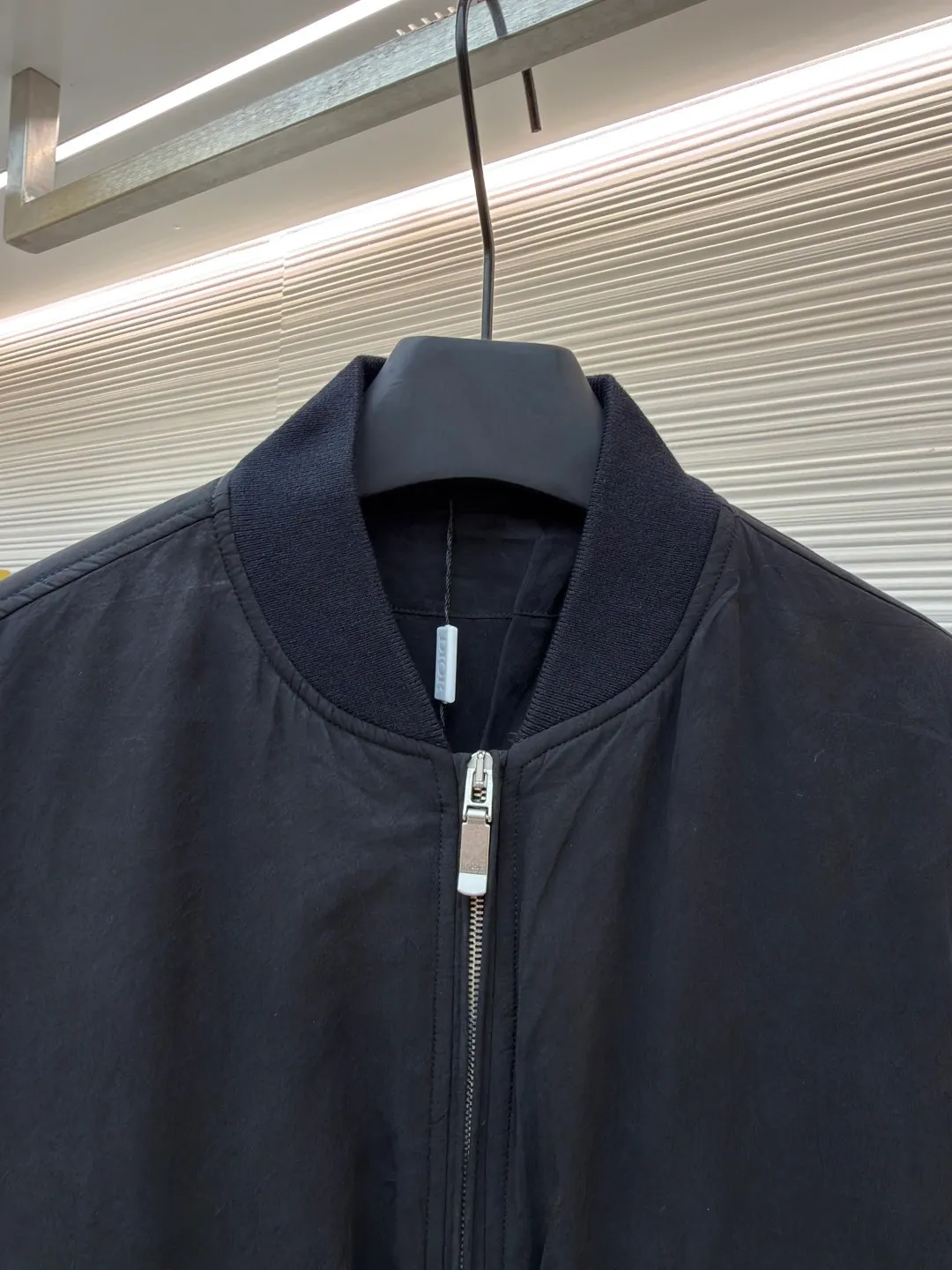 Dior Stone Island joint bomber cotton jacket ●Original version: 37000 purchased and developed ●Item number: 1681023-D60 ●Fabric: mulberry silk blended fabric ●Technology: embroidery production ●Version: fitted version ●Weight: about 855 grams ●Size: 44-46-48-50 ●Description: Custom-spun dyed yarn is made of mulberry silk blended material. (The lining and top fabric are the same color.) Customized bag cloth. Yibu 503# color. Customized 40g spray-glued cotton double-sided anti-velvet square plaid. Embroidery is processed by imported TAJIMA machine. (Large embroidered wadding on back sleeves) Customized wool thread (collar + hem + cuffs) Customized 5# Metal upper and lower pull-down matte Swiss (fly zipper + pocket zipper) with logo. Customized platinum engraved metal air holes. Customized four-button buckle on the inner pocket. Customized fabric knowledge mark 8×14cm. Customized 0.3cm cotton rope center front placket + bag lip. Made by a large factory, it is a test of workmanship. The upper body is comfortable and natural. The overall wiring is straight and delicate, the fabric is comfortable and soft, and the color is consistent without color difference. It can be matched with the same style to create a fashionable look and control various occasions. Customized accessories, complete with three standards, same style for men and women!