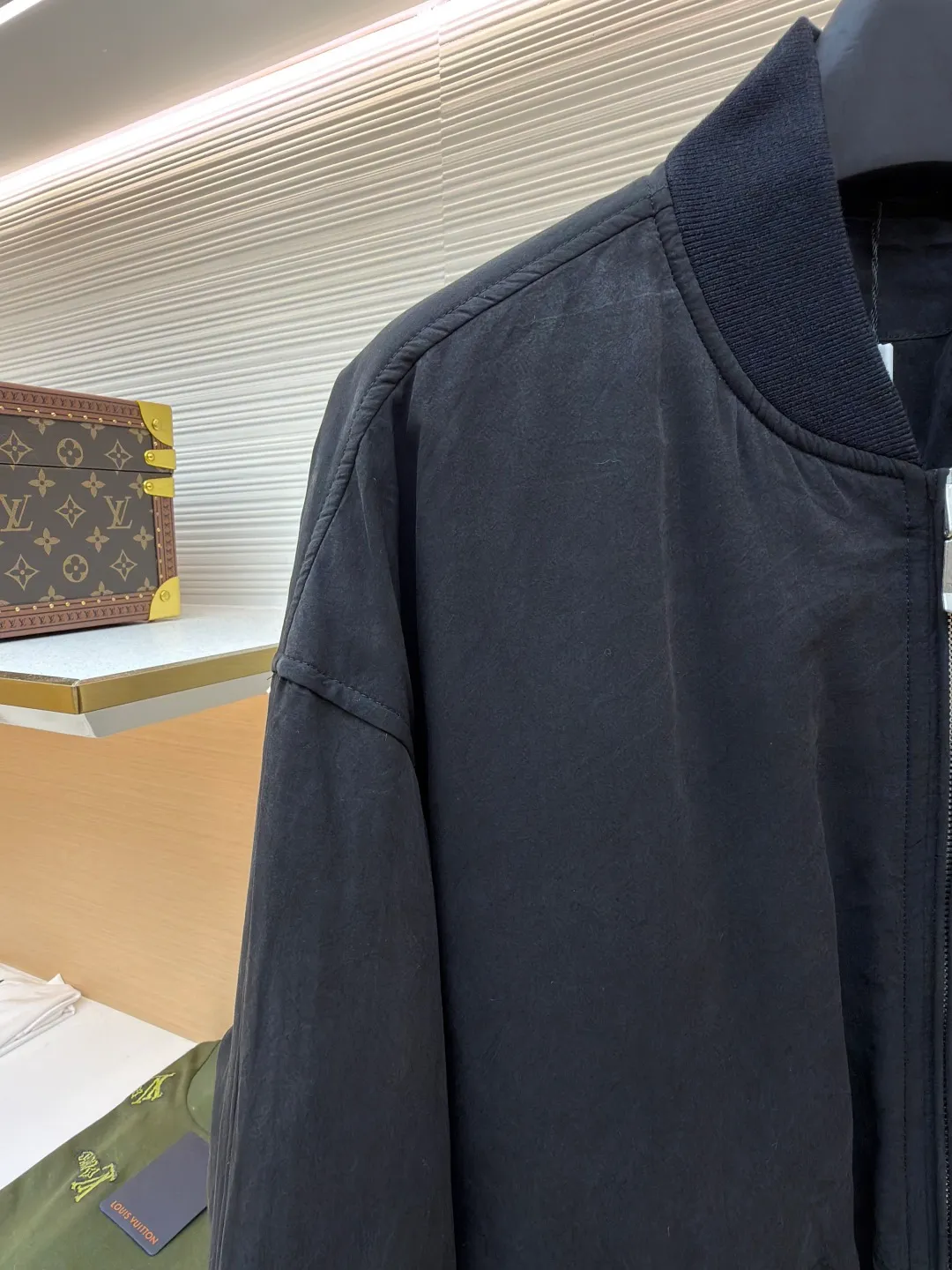 Dior Stone Island joint bomber cotton jacket ●Original version: 37000 purchased and developed ●Item number: 1681023-D60 ●Fabric: mulberry silk blended fabric ●Technology: embroidery production ●Version: fitted version ●Weight: about 855 grams ●Size: 44-46-48-50 ●Description: Custom-spun dyed yarn is made of mulberry silk blended material. (The lining and top fabric are the same color.) Customized bag cloth. Yibu 503# color. Customized 40g spray-glued cotton double-sided anti-velvet square plaid. Embroidery is processed by imported TAJIMA machine. (Large embroidered wadding on back sleeves) Customized wool thread (collar + hem + cuffs) Customized 5# Metal upper and lower pull-down matte Swiss (fly zipper + pocket zipper) with logo. Customized platinum engraved metal air holes. Customized four-button buckle on the inner pocket. Customized fabric knowledge mark 8×14cm. Customized 0.3cm cotton rope center front placket + bag lip. Made by a large factory, it is a test of workmanship. The upper body is comfortable and natural. The overall wiring is straight and delicate, the fabric is comfortable and soft, and the color is consistent without color difference. It can be matched with the same style to create a fashionable look and control various occasions. Customized accessories, complete with three standards, same style for men and women!