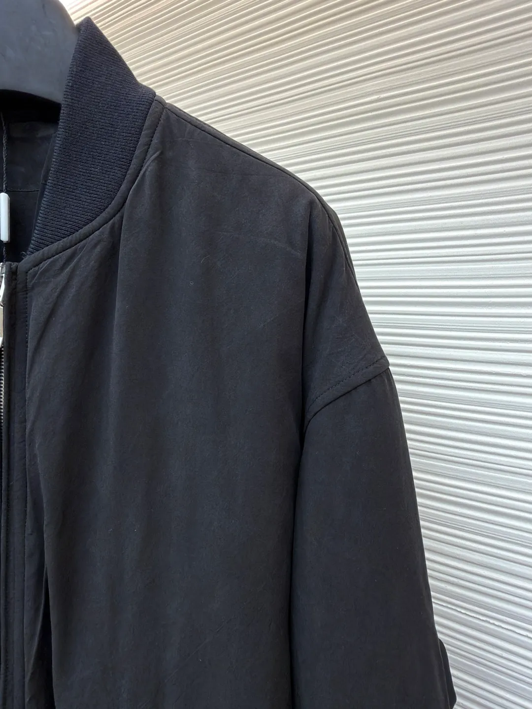 Dior Stone Island joint bomber cotton jacket ●Original version: 37000 purchased and developed ●Item number: 1681023-D60 ●Fabric: mulberry silk blended fabric ●Technology: embroidery production ●Version: fitted version ●Weight: about 855 grams ●Size: 44-46-48-50 ●Description: Custom-spun dyed yarn is made of mulberry silk blended material. (The lining and top fabric are the same color.) Customized bag cloth. Yibu 503# color. Customized 40g spray-glued cotton double-sided anti-velvet square plaid. Embroidery is processed by imported TAJIMA machine. (Large embroidered wadding on back sleeves) Customized wool thread (collar + hem + cuffs) Customized 5# Metal upper and lower pull-down matte Swiss (fly zipper + pocket zipper) with logo. Customized platinum engraved metal air holes. Customized four-button buckle on the inner pocket. Customized fabric knowledge mark 8×14cm. Customized 0.3cm cotton rope center front placket + bag lip. Made by a large factory, it is a test of workmanship. The upper body is comfortable and natural. The overall wiring is straight and delicate, the fabric is comfortable and soft, and the color is consistent without color difference. It can be matched with the same style to create a fashionable look and control various occasions. Customized accessories, complete with three standards, same style for men and women!