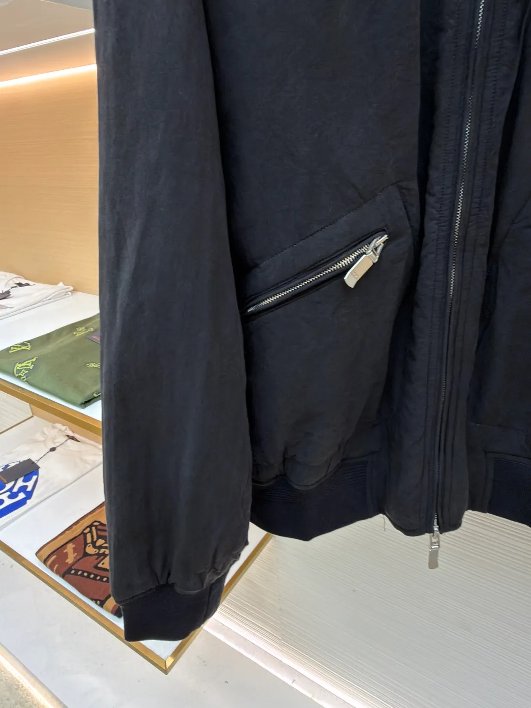 Dior Stone Island joint bomber cotton jacket ●Original version: 37000 purchased and developed ●Item number: 1681023-D60 ●Fabric: mulberry silk blended fabric ●Technology: embroidery production ●Version: fitted version ●Weight: about 855 grams ●Size: 44-46-48-50 ●Description: Custom-spun dyed yarn is made of mulberry silk blended material. (The lining and top fabric are the same color.) Customized bag cloth. Yibu 503# color. Customized 40g spray-glued cotton double-sided anti-velvet square plaid. Embroidery is processed by imported TAJIMA machine. (Large embroidered wadding on back sleeves) Customized wool thread (collar + hem + cuffs) Customized 5# Metal upper and lower pull-down matte Swiss (fly zipper + pocket zipper) with logo. Customized platinum engraved metal air holes. Customized four-button buckle on the inner pocket. Customized fabric knowledge mark 8×14cm. Customized 0.3cm cotton rope center front placket + bag lip. Made by a large factory, it is a test of workmanship. The upper body is comfortable and natural. The overall wiring is straight and delicate, the fabric is comfortable and soft, and the color is consistent without color difference. It can be matched with the same style to create a fashionable look and control various occasions. Customized accessories, complete with three standards, same style for men and women!