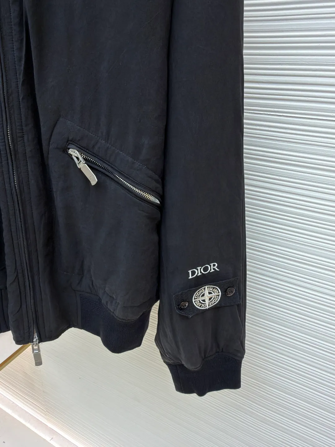 Dior Stone Island joint bomber cotton jacket ●Original version: 37000 purchased and developed ●Item number: 1681023-D60 ●Fabric: mulberry silk blended fabric ●Technology: embroidery production ●Version: fitted version ●Weight: about 855 grams ●Size: 44-46-48-50 ●Description: Custom-spun dyed yarn is made of mulberry silk blended material. (The lining and top fabric are the same color.) Customized bag cloth. Yibu 503# color. Customized 40g spray-glued cotton double-sided anti-velvet square plaid. Embroidery is processed by imported TAJIMA machine. (Large embroidered wadding on back sleeves) Customized wool thread (collar + hem + cuffs) Customized 5# Metal upper and lower pull-down matte Swiss (fly zipper + pocket zipper) with logo. Customized platinum engraved metal air holes. Customized four-button buckle on the inner pocket. Customized fabric knowledge mark 8×14cm. Customized 0.3cm cotton rope center front placket + bag lip. Made by a large factory, it is a test of workmanship. The upper body is comfortable and natural. The overall wiring is straight and delicate, the fabric is comfortable and soft, and the color is consistent without color difference. It can be matched with the same style to create a fashionable look and control various occasions. Customized accessories, complete with three standards, same style for men and women!