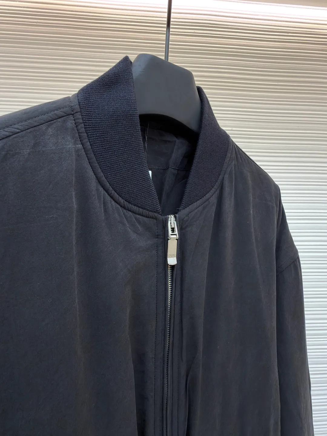 Dior Stone Island joint bomber cotton jacket ●Original version: 37000 purchased and developed ●Item number: 1681023-D60 ●Fabric: mulberry silk blended fabric ●Technology: embroidery production ●Version: fitted version ●Weight: about 855 grams ●Size: 44-46-48-50 ●Description: Custom-spun dyed yarn is made of mulberry silk blended material. (The lining and top fabric are the same color.) Customized bag cloth. Yibu 503# color. Customized 40g spray-glued cotton double-sided anti-velvet square plaid. Embroidery is processed by imported TAJIMA machine. (Large embroidered wadding on back sleeves) Customized wool thread (collar + hem + cuffs) Customized 5# Metal upper and lower pull-down matte Swiss (fly zipper + pocket zipper) with logo. Customized platinum engraved metal air holes. Customized four-button buckle on the inner pocket. Customized fabric knowledge mark 8×14cm. Customized 0.3cm cotton rope center front placket + bag lip. Made by a large factory, it is a test of workmanship. The upper body is comfortable and natural. The overall wiring is straight and delicate, the fabric is comfortable and soft, and the color is consistent without color difference. It can be matched with the same style to create a fashionable look and control various occasions. Customized accessories, complete with three standards, same style for men and women!