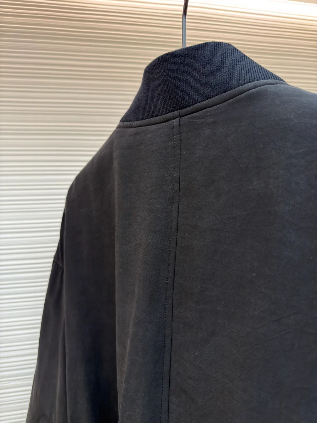 Dior Stone Island joint bomber cotton jacket ●Original version: 37000 purchased and developed ●Item number: 1681023-D60 ●Fabric: mulberry silk blended fabric ●Technology: embroidery production ●Version: fitted version ●Weight: about 855 grams ●Size: 44-46-48-50 ●Description: Custom-spun dyed yarn is made of mulberry silk blended material. (The lining and top fabric are the same color.) Customized bag cloth. Yibu 503# color. Customized 40g spray-glued cotton double-sided anti-velvet square plaid. Embroidery is processed by imported TAJIMA machine. (Large embroidered wadding on back sleeves) Customized wool thread (collar + hem + cuffs) Customized 5# Metal upper and lower pull-down matte Swiss (fly zipper + pocket zipper) with logo. Customized platinum engraved metal air holes. Customized four-button buckle on the inner pocket. Customized fabric knowledge mark 8×14cm. Customized 0.3cm cotton rope center front placket + bag lip. Made by a large factory, it is a test of workmanship. The upper body is comfortable and natural. The overall wiring is straight and delicate, the fabric is comfortable and soft, and the color is consistent without color difference. It can be matched with the same style to create a fashionable look and control various occasions. Customized accessories, complete with three standards, same style for men and women!
