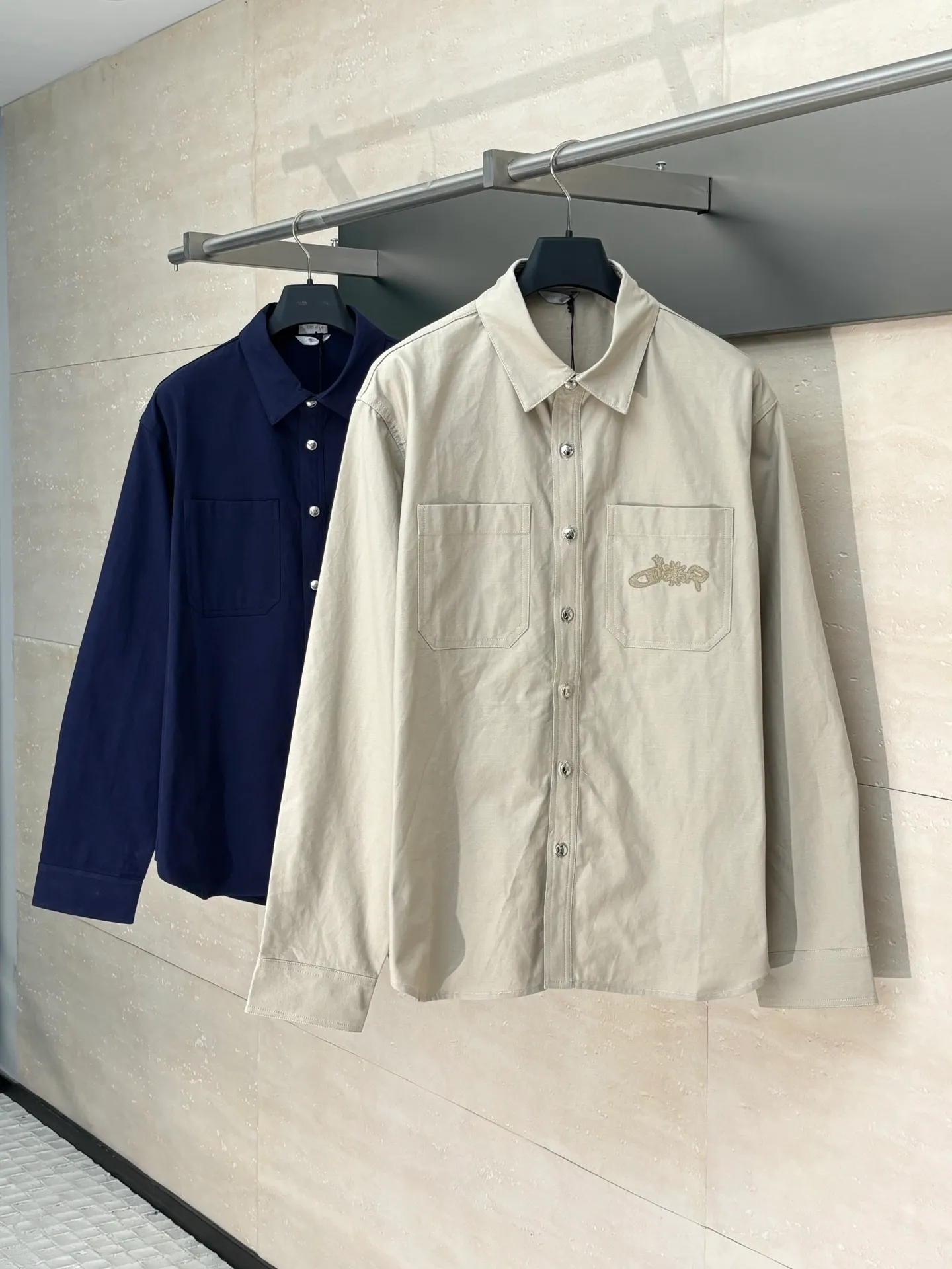 🅿️460 DIO*/Dior 25 autumn and winter new LH Hamilton co-branded embroidered shirt is made of custom-made blue cotton fabric, which feels soft and waxy yet sinewy, not comparable to cheap products! It uses a fabric pre-shrinking and setting machine imported from Italy. It does not deform or shrink no matter how many times it is washed, and the color is firmly locked in. The more I look at it, the more I like it! The chest and trouser legs are decorated with embroidery. Every stitch of the Swiss high-precision embroidery machine is stably and accurately embroidered. The lines of the joint pattern are smooth and the same color as the fabric but with a sense of layering! The old letter printed label on the back waist, high temperature and high pressure "welds" the pattern on the fabric, which can be matched with many types of clothing to create a fashionable look. Customized accessories, three complete sizes Size: S/M/L/XL