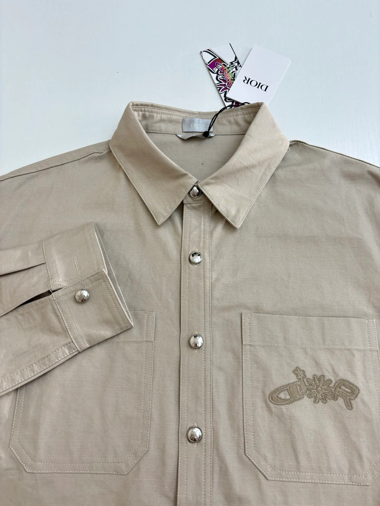 🅿️460 DIO*/Dior 25 autumn and winter new LH Hamilton co-branded embroidered shirt is made of custom-made blue cotton fabric, which feels soft and waxy yet sinewy, not comparable to cheap products! It uses a fabric pre-shrinking and setting machine imported from Italy. It does not deform or shrink no matter how many times it is washed, and the color is firmly locked in. The more I look at it, the more I like it! The chest and trouser legs are decorated with embroidery. Every stitch of the Swiss high-precision embroidery machine is stably and accurately embroidered. The lines of the joint pattern are smooth and the same color as the fabric but with a sense of layering! The old letter printed label on the back waist, high temperature and high pressure "welds" the pattern on the fabric, which can be matched with many types of clothing to create a fashionable look. Customized accessories, three complete sizes Size: S/M/L/XL