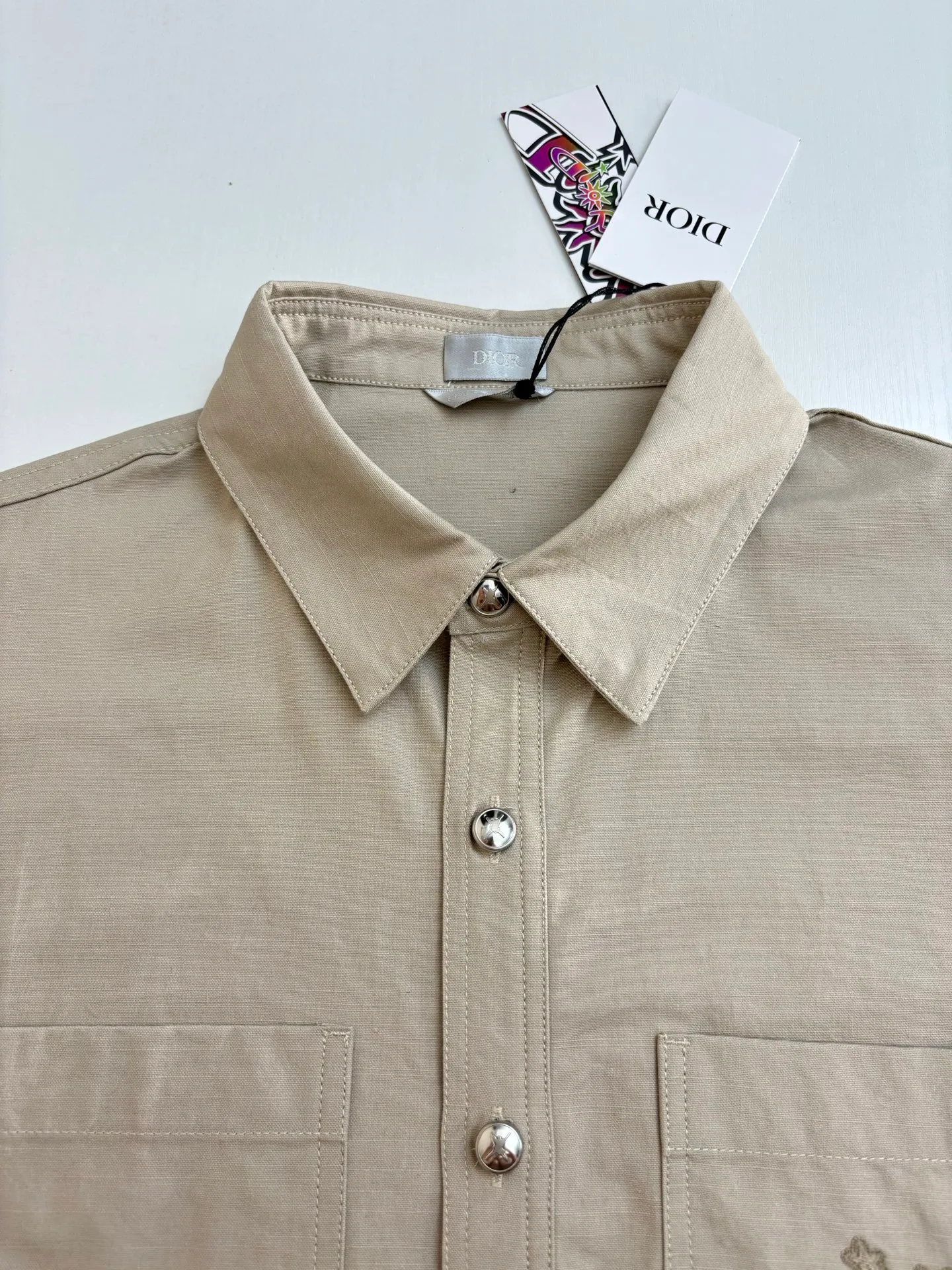 🅿️460 DIO*/Dior 25 autumn and winter new LH Hamilton co-branded embroidered shirt is made of custom-made blue cotton fabric, which feels soft and waxy yet sinewy, not comparable to cheap products! It uses a fabric pre-shrinking and setting machine imported from Italy. It does not deform or shrink no matter how many times it is washed, and the color is firmly locked in. The more I look at it, the more I like it! The chest and trouser legs are decorated with embroidery. Every stitch of the Swiss high-precision embroidery machine is stably and accurately embroidered. The lines of the joint pattern are smooth and the same color as the fabric but with a sense of layering! The old letter printed label on the back waist, high temperature and high pressure "welds" the pattern on the fabric, which can be matched with many types of clothing to create a fashionable look. Customized accessories, three complete sizes Size: S/M/L/XL