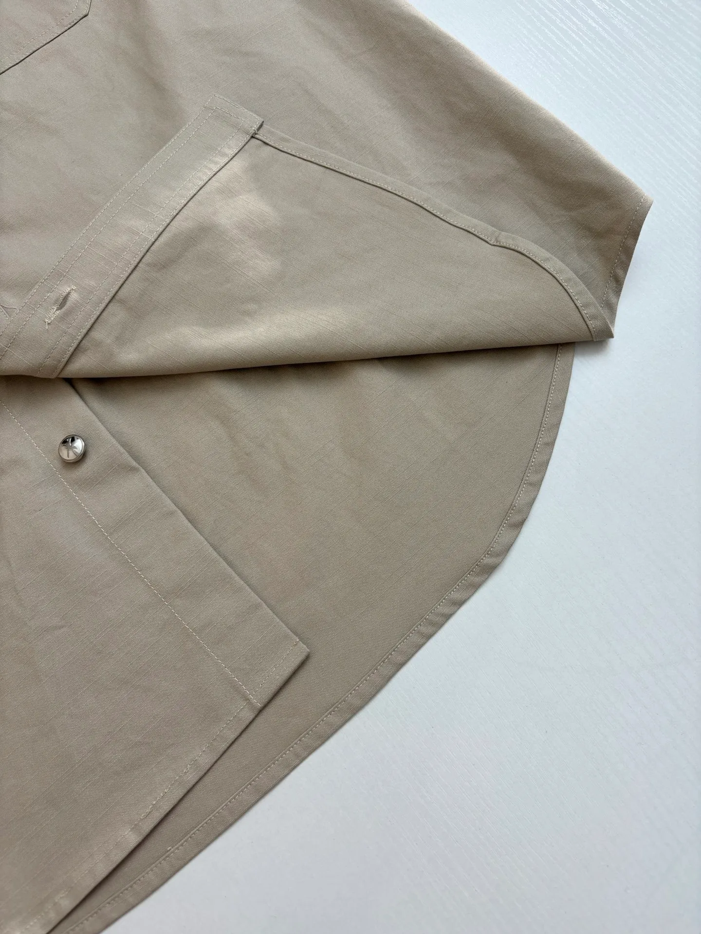 🅿️460 DIO*/Dior 25 autumn and winter new LH Hamilton co-branded embroidered shirt is made of custom-made blue cotton fabric, which feels soft and waxy yet sinewy, not comparable to cheap products! It uses a fabric pre-shrinking and setting machine imported from Italy. It does not deform or shrink no matter how many times it is washed, and the color is firmly locked in. The more I look at it, the more I like it! The chest and trouser legs are decorated with embroidery. Every stitch of the Swiss high-precision embroidery machine is stably and accurately embroidered. The lines of the joint pattern are smooth and the same color as the fabric but with a sense of layering! The old letter printed label on the back waist, high temperature and high pressure "welds" the pattern on the fabric, which can be matched with many types of clothing to create a fashionable look. Customized accessories, three complete sizes Size: S/M/L/XL