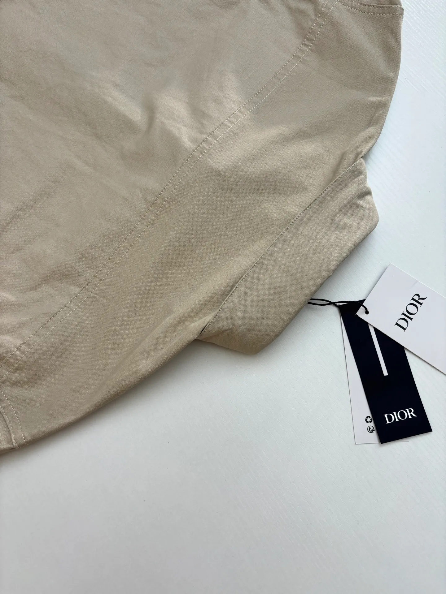 🅿️460 DIO*/Dior 25 autumn and winter new LH Hamilton co-branded embroidered shirt is made of custom-made blue cotton fabric, which feels soft and waxy yet sinewy, not comparable to cheap products! It uses a fabric pre-shrinking and setting machine imported from Italy. It does not deform or shrink no matter how many times it is washed, and the color is firmly locked in. The more I look at it, the more I like it! The chest and trouser legs are decorated with embroidery. Every stitch of the Swiss high-precision embroidery machine is stably and accurately embroidered. The lines of the joint pattern are smooth and the same color as the fabric but with a sense of layering! The old letter printed label on the back waist, high temperature and high pressure "welds" the pattern on the fabric, which can be matched with many types of clothing to create a fashionable look. Customized accessories, three complete sizes Size: S/M/L/XL