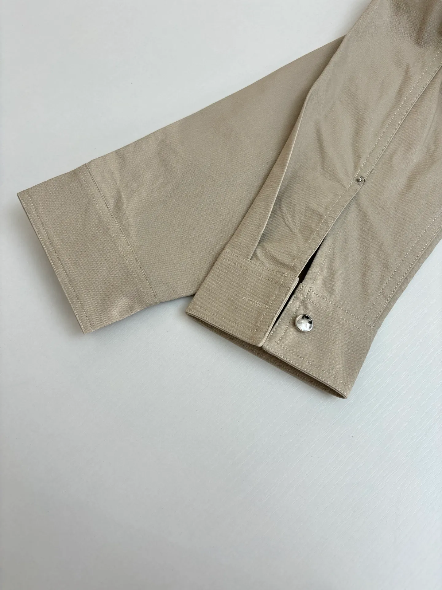 🅿️460 DIO*/Dior 25 autumn and winter new LH Hamilton co-branded embroidered shirt is made of custom-made blue cotton fabric, which feels soft and waxy yet sinewy, not comparable to cheap products! It uses a fabric pre-shrinking and setting machine imported from Italy. It does not deform or shrink no matter how many times it is washed, and the color is firmly locked in. The more I look at it, the more I like it! The chest and trouser legs are decorated with embroidery. Every stitch of the Swiss high-precision embroidery machine is stably and accurately embroidered. The lines of the joint pattern are smooth and the same color as the fabric but with a sense of layering! The old letter printed label on the back waist, high temperature and high pressure "welds" the pattern on the fabric, which can be matched with many types of clothing to create a fashionable look. Customized accessories, three complete sizes Size: S/M/L/XL