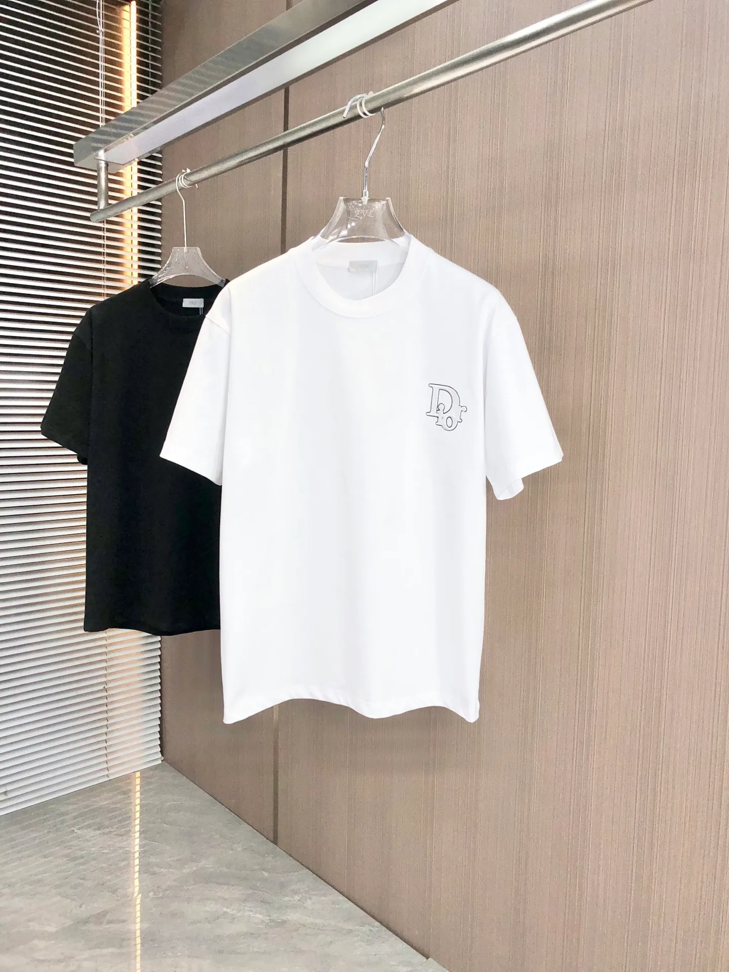 🅿️200 Dior 2025 Spring and Summer New Style Round Neck Short Sleeves Hollow Embroidery of Arch Bridge ➕Single Needle Embroidery Full of Details Made of High Weight 320g Double Yarn Combed Cotton Fabric Slightly Loose Fit Fabric Feels Soft and Thick Same Style for Men and Women Color: Black White Code Number: SMLXLXXL