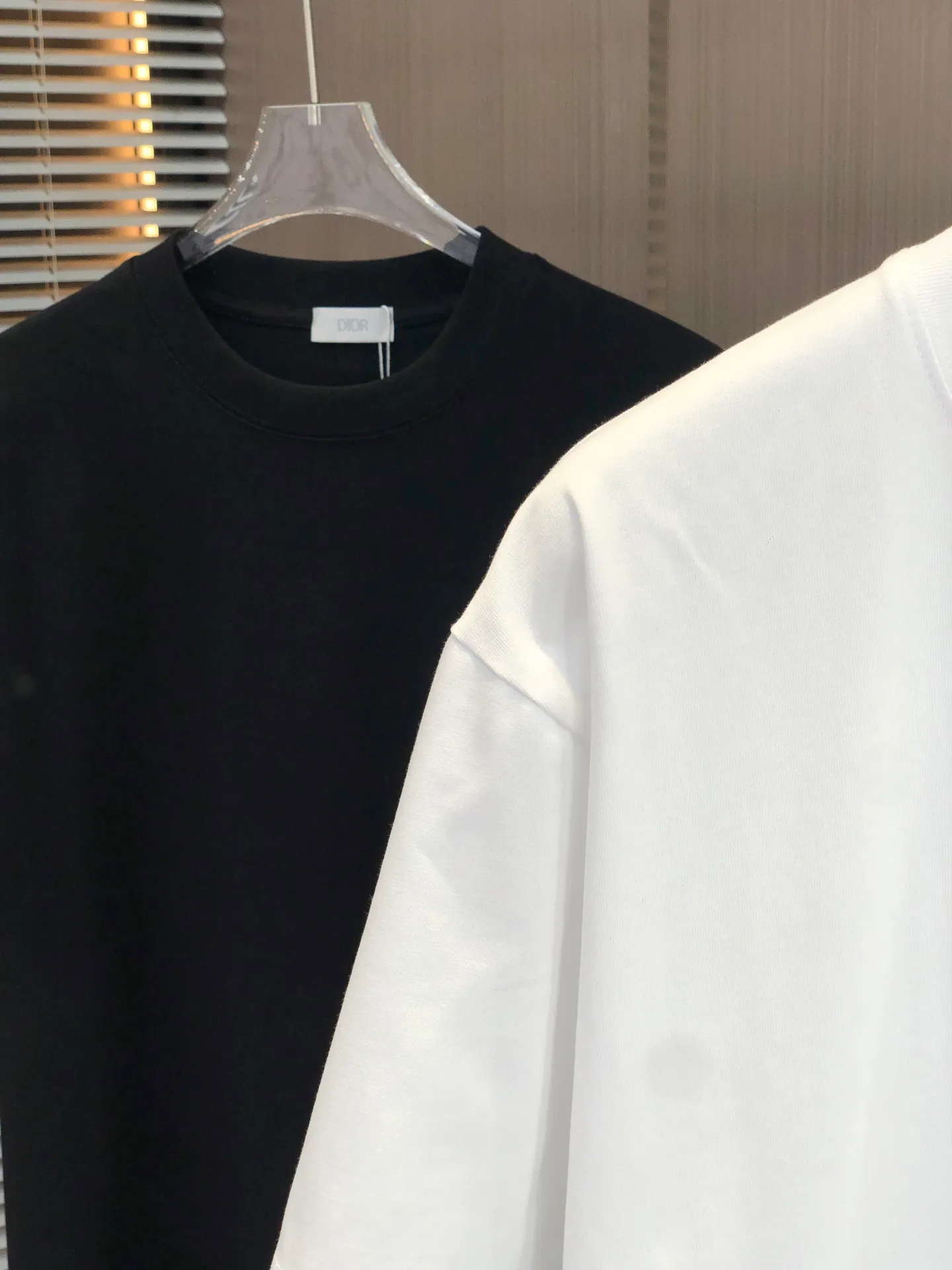 🅿️200 Dior 2025 Spring and Summer New Style Round Neck Short Sleeves Hollow Embroidery of Arch Bridge ➕Single Needle Embroidery Full of Details Made of High Weight 320g Double Yarn Combed Cotton Fabric Slightly Loose Fit Fabric Feels Soft and Thick Same Style for Men and Women Color: Black White Code Number: SMLXLXXL