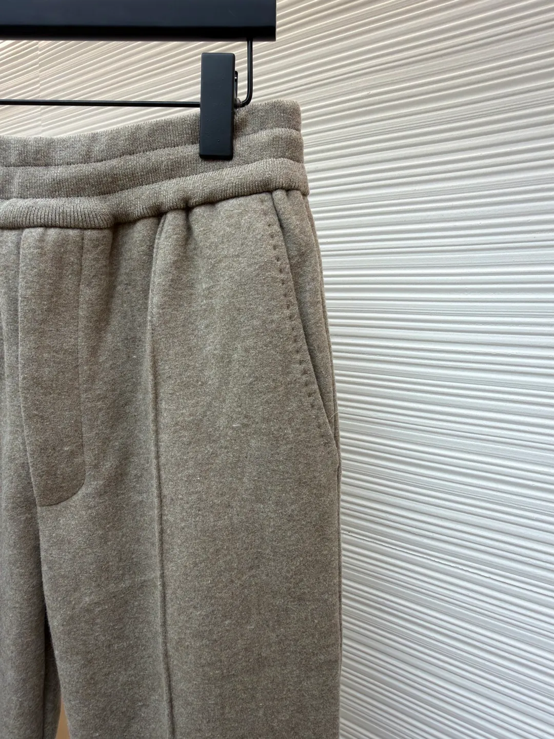Dior presbyopic wool and cashmere straight trousers ●Item number: 1680904-C45 ●Material: wool cashmere fabric ●Technology: jacquard texture production ●Version: fitted version ●Weight: about 830 grams ●Size: S-M-L-XL ●Description: The fabric is made of cashmere fabric, containing 50% wool and pure cotton, with original hemming inside, jacquard letters, integrated design. One side has a solid color logo, and the spliced side has a classic presbyopia. It can be worn on both sides to change the style at any time. Customized imported velvet imported machine weaving, the material is conscientious and full of high-end texture. It is comfortable to wear and skin-friendly. It is made by a large factory and has perfect details and texture. The fabric is made of imported cashmere yarn. New product for early autumn! Hot style return! New version of dropped shoulder design High-grade navy blue presbyopic logo zipper cashmere jacket. Reversible. The letter jacquard texture on the back is luxurious and handsome. The hooded design is fashionable and advanced. The classic version does not make people look slimmer. Highly recommended! The overall wiring is straight and delicate, the fabric is comfortable and soft, and the color is consistent without color difference. It can be matched with the same style to create a fashionable look and control various occasions. Customized accessories, complete with three standards, same style for men and women!