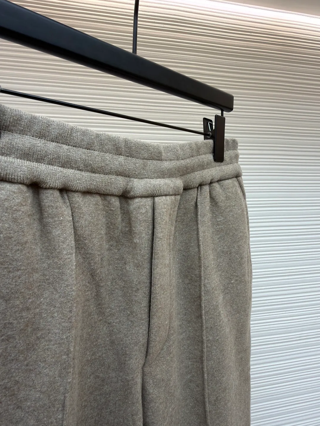 Dior presbyopic wool and cashmere straight trousers ●Item number: 1680904-C45 ●Material: wool cashmere fabric ●Technology: jacquard texture production ●Version: fitted version ●Weight: about 830 grams ●Size: S-M-L-XL ●Description: The fabric is made of cashmere fabric, containing 50% wool and pure cotton, with original hemming inside, jacquard letters, integrated design. One side has a solid color logo, and the spliced side has a classic presbyopia. It can be worn on both sides to change the style at any time. Customized imported velvet imported machine weaving, the material is conscientious and full of high-end texture. It is comfortable to wear and skin-friendly. It is made by a large factory and has perfect details and texture. The fabric is made of imported cashmere yarn. New product for early autumn! Hot style return! New version of dropped shoulder design High-grade navy blue presbyopic logo zipper cashmere jacket. Reversible. The letter jacquard texture on the back is luxurious and handsome. The hooded design is fashionable and advanced. The classic version does not make people look slimmer. Highly recommended! The overall wiring is straight and delicate, the fabric is comfortable and soft, and the color is consistent without color difference. It can be matched with the same style to create a fashionable look and control various occasions. Customized accessories, complete with three standards, same style for men and women!