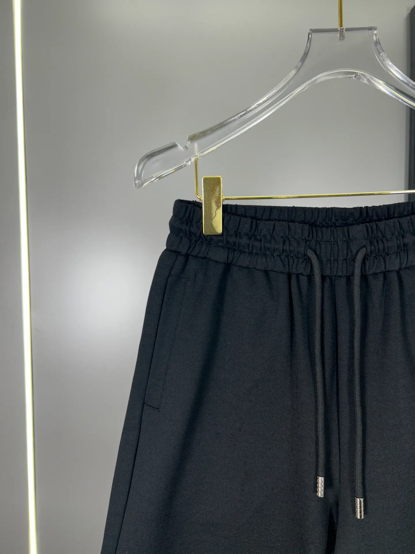 🅿️240 (high-end original specification version) Dior 2025ss trade channel goods. Casual sports shorts. An irresistible classic style with a slightly sharp casual fashion sense. Streamlined proportional tailoring creates a casual and versatile fit. The customer-supplied high-density 400g fabric is different from traditional knitted cotton fabrics. It feels soft and delicate, has a better texture, is comfortable and skin-friendly, anti-wrinkle and breathable. Modern classic urban benchmark with a new image. The drawstring waist design highlights the charm of sports and leisure. It shows the youthful and exuberant expression. Lazy and sexy... Size: S--XXL