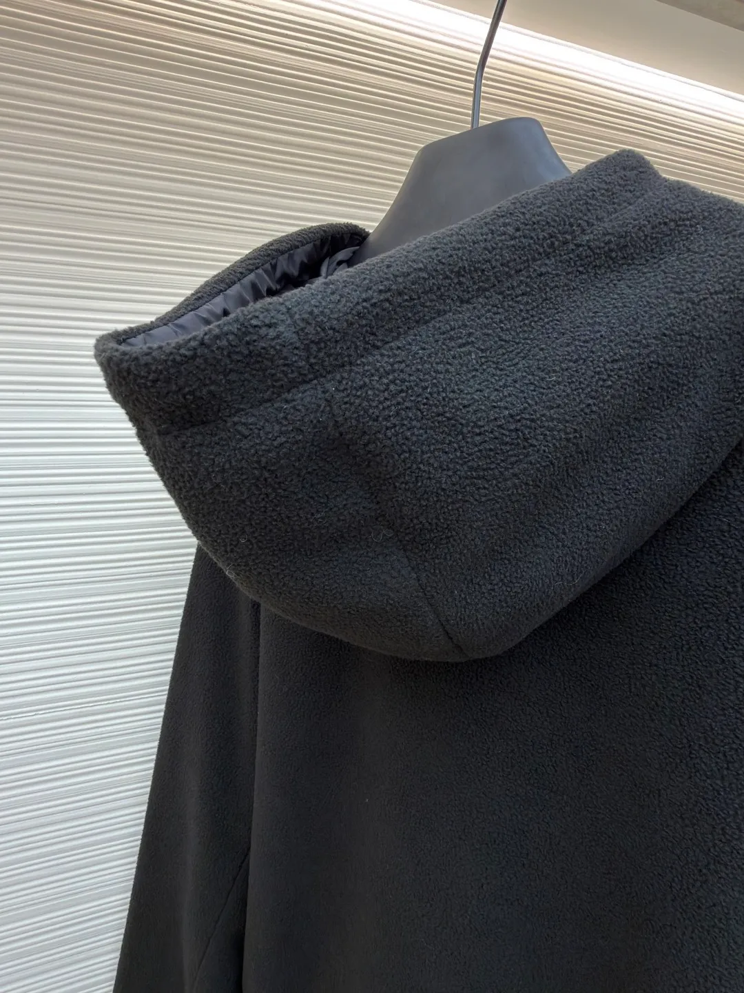 Prada Polar Fleece Jacket ●Original version: Purchased and developed by 13138 ●Item No.: 1682329-B50 ●Fabric: Polar fleece fabric ●Technology: Positioned cutting machine production ●Color: black ●Version: Fitted version ●Weight: about 635 grams ●Size: S-M-L-XL ●Description: The woven fabric is brushed, that is, the fiber surface is fluffed through mechanical brushing to form fluff. Then the shaking process is carried out. The fabric is shaken under high temperature and humid conditions, so that the fibers form small spherical particles, which increases the fluffiness and warmth of the fabric. Polar fleece fabric undergoes a dyeing process to ensure uniform and long-lasting color. After dyeing, the fabric undergoes finishing processes such as shaping and calendering to improve the feel and appearance. Splice the cut parts (such as front and back panels, sleeves, hats, etc.) according to the design requirements. When splicing, you need to pay attention to aligning the seams to ensure that the splicing is smooth and wrinkle-free. For parts that are prone to wear, such as collars, cuffs, and hems, hemming is used to increase elasticity and durability. At the same time, details such as zippers and pockets also need to be carefully processed to ensure functionality and aesthetics. Choose high-quality metal zippers to ensure that the zippers are smooth and durable. The color of the zipper needs to be coordinated with the color of the main body of the jacket to enhance the overall aesthetics. The overall wiring is straight. Delicate, the fabric is comfortable and soft, the color is consistent and there is no color difference. It can be matched with the same style to create a fashionable look and control various occasions. Customized accessories, complete with three standards, same style for men and women!