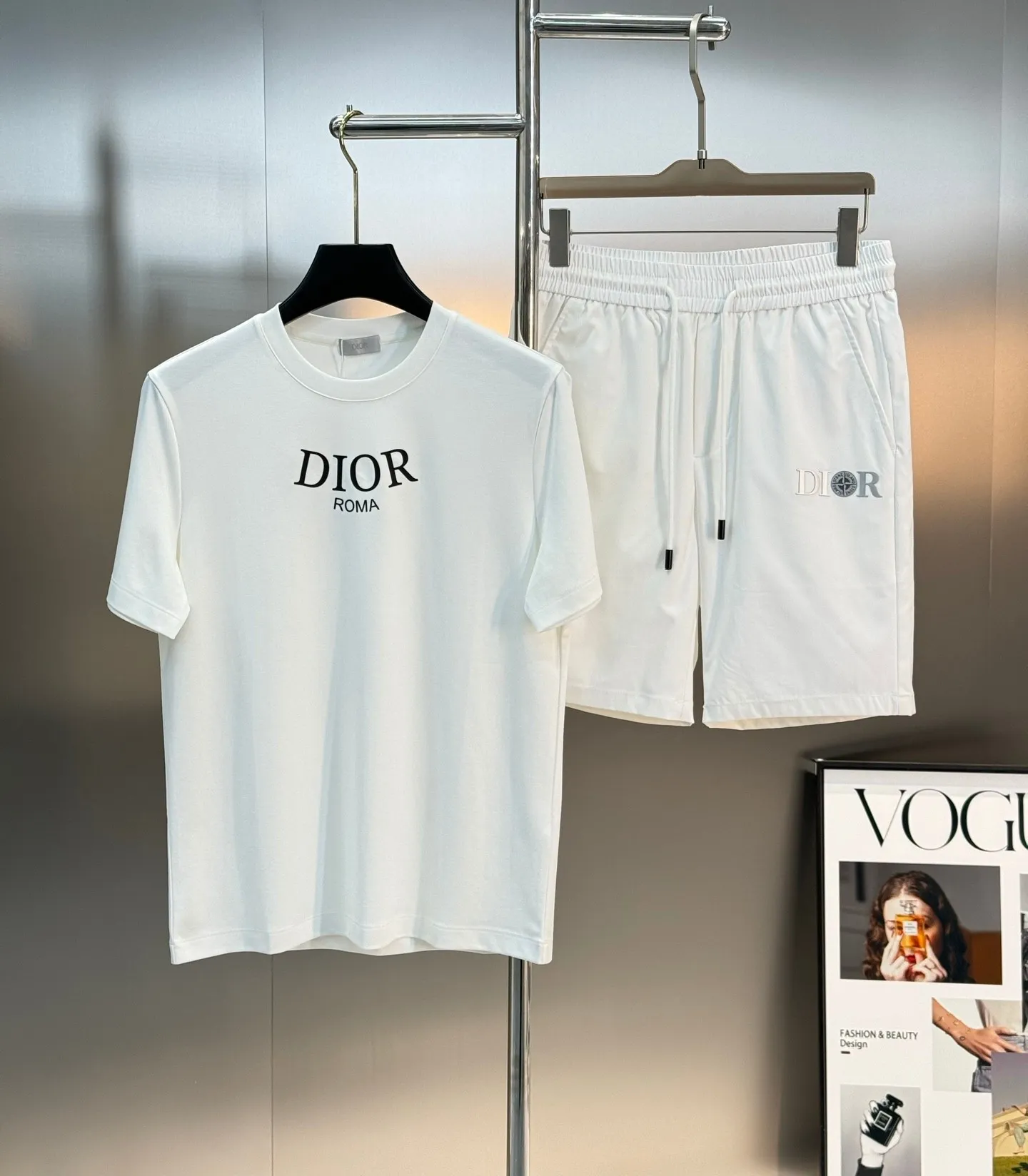 🅿️180 Dior 25s new summer cotton round neck short sleeves❤️Classic brand letter logo on the chest. High temperature three-dimensional heat transfer process. Preferred 260g pure cotton fabric! ! ! It is tight and thick and will not become thinner with washing... Mao Mao Party, who has high requirements for comfort, closes his eyes and flushes... The outline of the brand letters is clear and three-dimensional, revealing the visual impact of the picture! Color: White. Black. Size: s-xxl