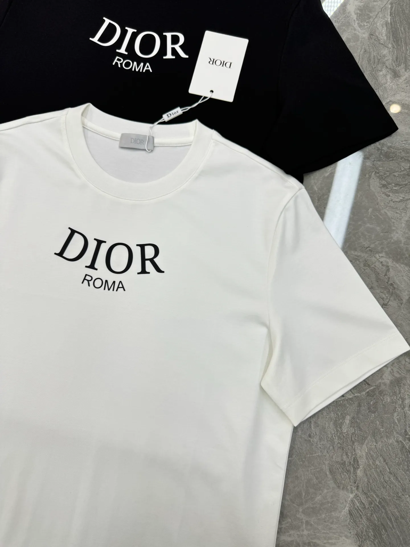 🅿️180 Dior 25s new summer cotton round neck short sleeves❤️Classic brand letter logo on the chest. High temperature three-dimensional heat transfer process. Preferred 260g pure cotton fabric! ! ! It is tight and thick and will not become thinner with washing... Mao Mao Party, who has high requirements for comfort, closes his eyes and flushes... The outline of the brand letters is clear and three-dimensional, revealing the visual impact of the picture! Color: White. Black. Size: s-xxl