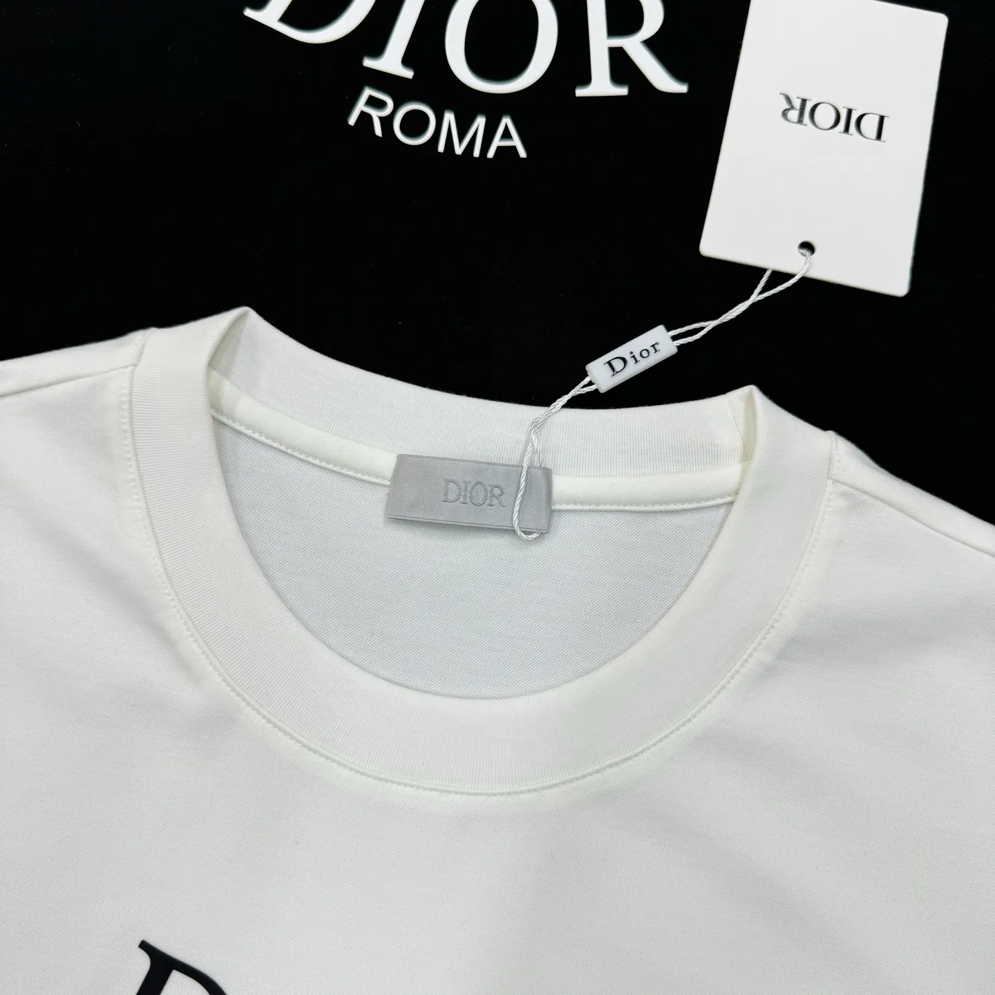 🅿️180 Dior 25s new summer cotton round neck short sleeves❤️Classic brand letter logo on the chest. High temperature three-dimensional heat transfer process. Preferred 260g pure cotton fabric! ! ! It is tight and thick and will not become thinner with washing... Mao Mao Party, who has high requirements for comfort, closes his eyes and flushes... The outline of the brand letters is clear and three-dimensional, revealing the visual impact of the picture! Color: White. Black. Size: s-xxl