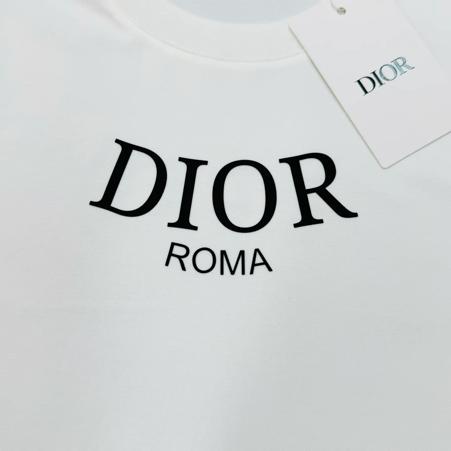 🅿️180 Dior 25s new summer cotton round neck short sleeves❤️Classic brand letter logo on the chest. High temperature three-dimensional heat transfer process. Preferred 260g pure cotton fabric! ! ! It is tight and thick and will not become thinner with washing... Mao Mao Party, who has high requirements for comfort, closes his eyes and flushes... The outline of the brand letters is clear and three-dimensional, revealing the visual impact of the picture! Color: White. Black. Size: s-xxl