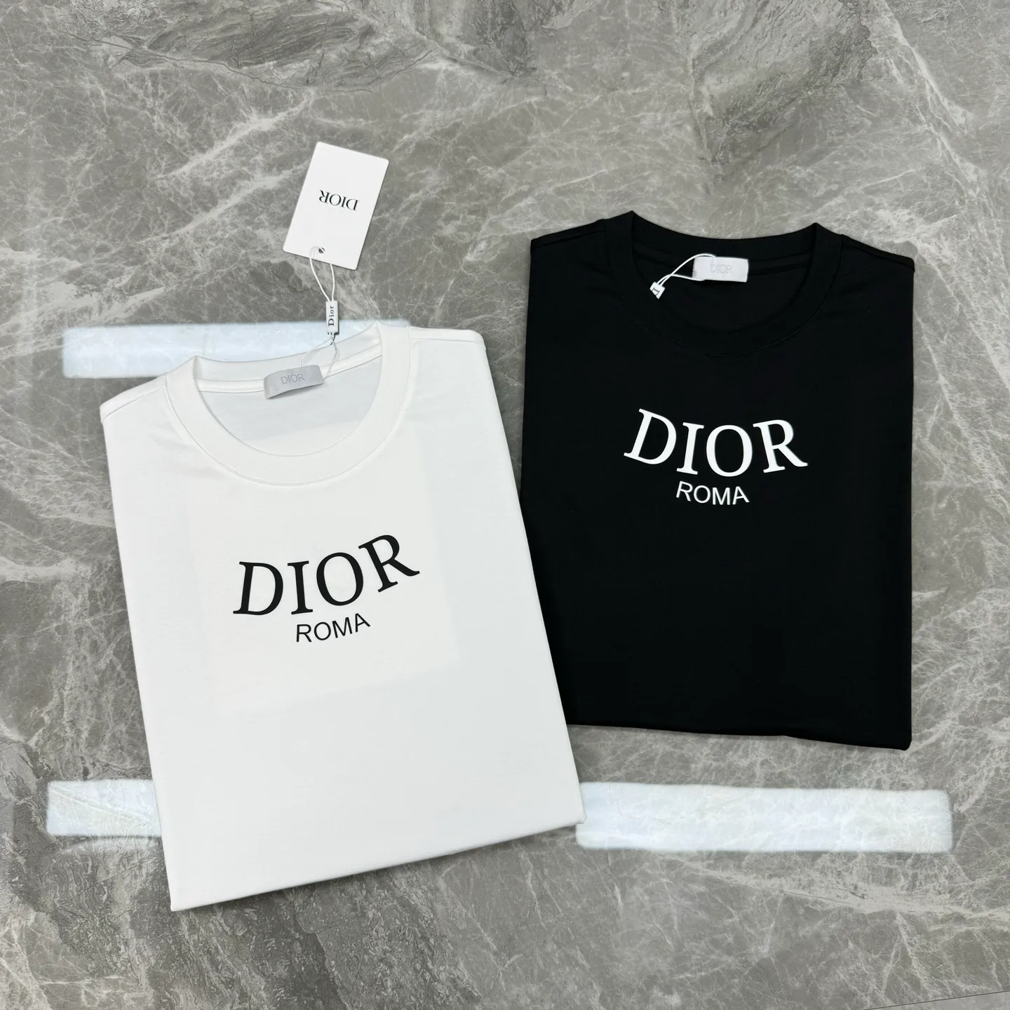 🅿️180 Dior 25s new summer cotton round neck short sleeves❤️Classic brand letter logo on the chest. High temperature three-dimensional heat transfer process. Preferred 260g pure cotton fabric! ! ! It is tight and thick and will not become thinner with washing... Mao Mao Party, who has high requirements for comfort, closes his eyes and flushes... The outline of the brand letters is clear and three-dimensional, revealing the visual impact of the picture! Color: White. Black. Size: s-xxl
