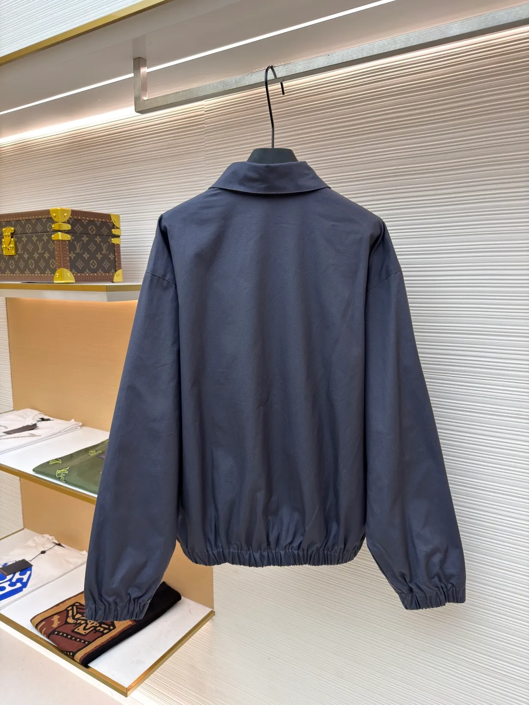 PRADA Embroidered Logo Zipper Executive Jacket ●Original version: Purchased and developed for 19300 ●Item number: 1680843-B60 ●Material: Xinjiang lamb cotton fabric ●Technology: embroidery production ●Version: fitted version ●Weight: about 775 grams ●Size: 46-48-50-52 ●Description: 32-count cotton yarn is dyed and woven. This cotton material is made of Xinjiang small white cotton, which is dyed 1:1 after the original custom weaving. The interlining is made of the same material and is custom-woven and dyed. The fabric took two months to make. The chest embroidery is made using an imported embroidery machine. The effect presents a three-dimensional visual sense, and each letter line is clear. The inner lining is decorated with hyacinths, dates are punched, the bags are opened, etc... The workmanship of the entire garment is close to 30%. The zipper is electroplated in bright white No. 5, with the brand's logo laser-engraved on the surface, and the buttons are made of natural resin. This cotton jacket features a relaxed style with a soft, lightweight silhouette. Sophisticated details complete this modern, simple garment, embellished with a monogram logo. Regular fit. Shirt collar. Straight-cut sleeves. Zip closure. Welt pockets. Elasticized cuffs. Dropped shoulders. Lined elasticated hem. Embroidered monogram logo at front. The overall wiring is straight and delicate, the fabric is comfortable and soft, and the color is consistent without color difference. It can be matched with the same style to create a fashionable look and control various occasions. Customized accessories, complete with three standards, same style for men and women!