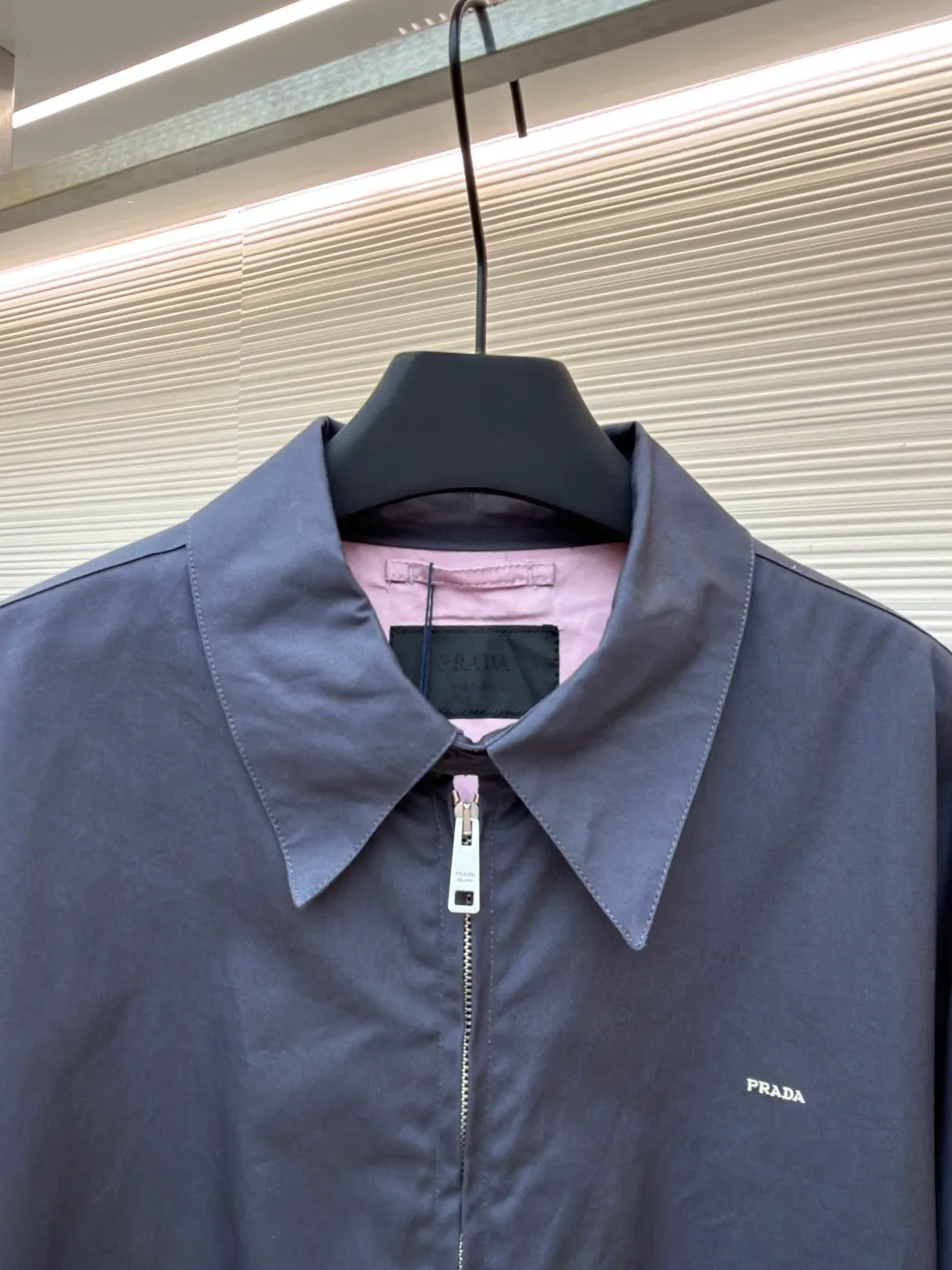PRADA Embroidered Logo Zipper Executive Jacket ●Original version: Purchased and developed for 19300 ●Item number: 1680843-B60 ●Material: Xinjiang lamb cotton fabric ●Technology: embroidery production ●Version: fitted version ●Weight: about 775 grams ●Size: 46-48-50-52 ●Description: 32-count cotton yarn is dyed and woven. This cotton material is made of Xinjiang small white cotton, which is dyed 1:1 after the original custom weaving. The interlining is made of the same material and is custom-woven and dyed. The fabric took two months to make. The chest embroidery is made using an imported embroidery machine. The effect presents a three-dimensional visual sense, and each letter line is clear. The inner lining is decorated with hyacinths, dates are punched, the bags are opened, etc... The workmanship of the entire garment is close to 30%. The zipper is electroplated in bright white No. 5, with the brand's logo laser-engraved on the surface, and the buttons are made of natural resin. This cotton jacket features a relaxed style with a soft, lightweight silhouette. Sophisticated details complete this modern, simple garment, embellished with a monogram logo. Regular fit. Shirt collar. Straight-cut sleeves. Zip closure. Welt pockets. Elasticized cuffs. Dropped shoulders. Lined elasticated hem. Embroidered monogram logo at front. The overall wiring is straight and delicate, the fabric is comfortable and soft, and the color is consistent without color difference. It can be matched with the same style to create a fashionable look and control various occasions. Customized accessories, complete with three standards, same style for men and women!