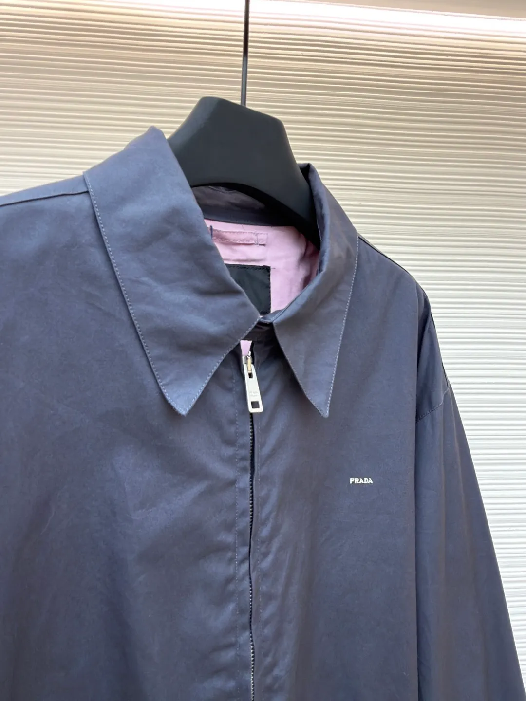 PRADA Embroidered Logo Zipper Executive Jacket ●Original version: Purchased and developed for 19300 ●Item number: 1680843-B60 ●Material: Xinjiang lamb cotton fabric ●Technology: embroidery production ●Version: fitted version ●Weight: about 775 grams ●Size: 46-48-50-52 ●Description: 32-count cotton yarn is dyed and woven. This cotton material is made of Xinjiang small white cotton, which is dyed 1:1 after the original custom weaving. The interlining is made of the same material and is custom-woven and dyed. The fabric took two months to make. The chest embroidery is made using an imported embroidery machine. The effect presents a three-dimensional visual sense, and each letter line is clear. The inner lining is decorated with hyacinths, dates are punched, the bags are opened, etc... The workmanship of the entire garment is close to 30%. The zipper is electroplated in bright white No. 5, with the brand's logo laser-engraved on the surface, and the buttons are made of natural resin. This cotton jacket features a relaxed style with a soft, lightweight silhouette. Sophisticated details complete this modern, simple garment, embellished with a monogram logo. Regular fit. Shirt collar. Straight-cut sleeves. Zip closure. Welt pockets. Elasticized cuffs. Dropped shoulders. Lined elasticated hem. Embroidered monogram logo at front. The overall wiring is straight and delicate, the fabric is comfortable and soft, and the color is consistent without color difference. It can be matched with the same style to create a fashionable look and control various occasions. Customized accessories, complete with three standards, same style for men and women!