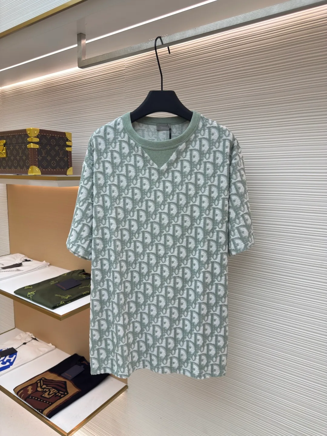 Dior two-color towel jacquard T-shirt ●Original version: purchased and developed for 7700 ●Item number: 1680702-A35 ●Fabric: towel fabric ●Technology: jacquard production ●Version: fitted version ●Weight: about 330 grams ●Size: XS-S-M-L ●Description: The fabric is made of single-sided jacquard terry cloth, the bottom is made of 50s double-ply long-staple cotton yarn, the middle layer is 75D spandex high elastic yarn, the loop is made of 60s double-ply ring-spun combed cotton yarn, purchased in green and blue Two samples are made to order and dye bulk yarn colors. A 20-needle single-sided terry jacquard machine is used to weave the embryonic fabric, which is then washed and shaped to produce the finished fabric. After the washing process, the ring-spun yarn terry is more fluffy and three-dimensional than the compact-spun yarn. The ribs are woven using a horizontal machine, and the yarns are dyed and section-dyed to create a finished rib with a colored flower effect. The overall wiring is straight and delicate, the fabric is comfortable and soft, and the color is consistent without color difference. It can be matched with the same style to create a fashionable look and control various occasions. Customized accessories, complete with three standards, same style for men and women!