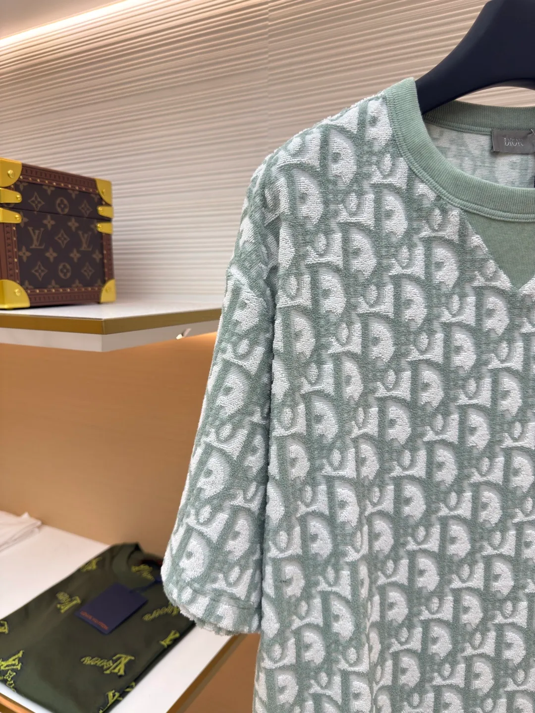 Dior two-color towel jacquard T-shirt ●Original version: purchased and developed for 7700 ●Item number: 1680702-A35 ●Fabric: towel fabric ●Technology: jacquard production ●Version: fitted version ●Weight: about 330 grams ●Size: XS-S-M-L ●Description: The fabric is made of single-sided jacquard terry cloth, the bottom is made of 50s double-ply long-staple cotton yarn, the middle layer is 75D spandex high elastic yarn, the loop is made of 60s double-ply ring-spun combed cotton yarn, purchased in green and blue Two samples are made to order and dye bulk yarn colors. A 20-needle single-sided terry jacquard machine is used to weave the embryonic fabric, which is then washed and shaped to produce the finished fabric. After the washing process, the ring-spun yarn terry is more fluffy and three-dimensional than the compact-spun yarn. The ribs are woven using a horizontal machine, and the yarns are dyed and section-dyed to create a finished rib with a colored flower effect. The overall wiring is straight and delicate, the fabric is comfortable and soft, and the color is consistent without color difference. It can be matched with the same style to create a fashionable look and control various occasions. Customized accessories, complete with three standards, same style for men and women!