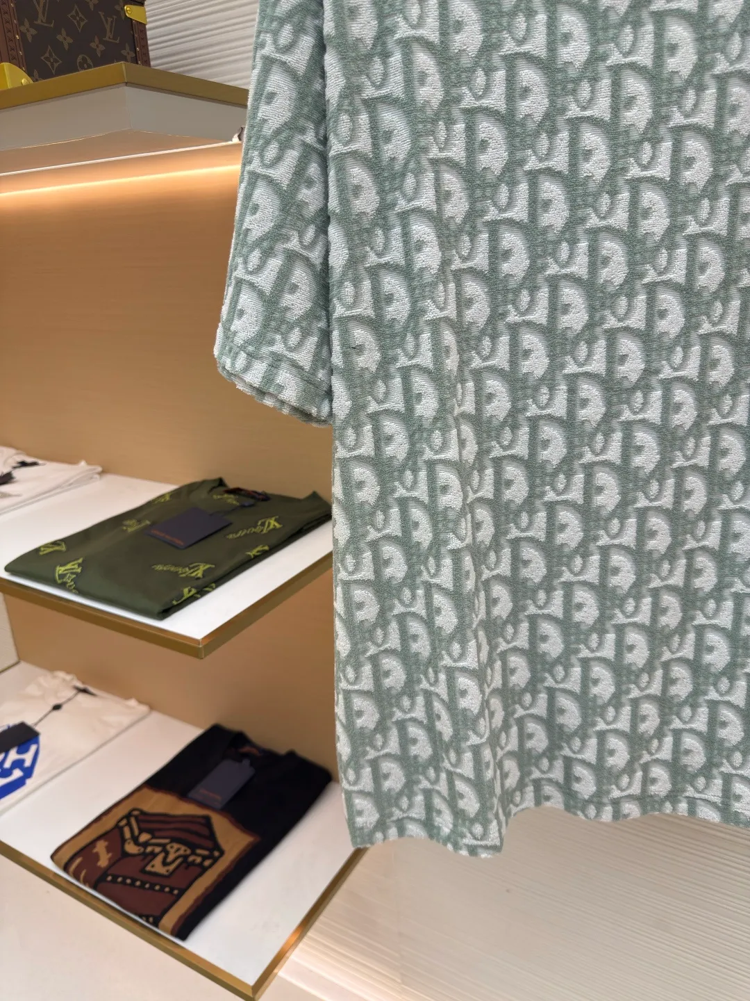 Dior two-color towel jacquard T-shirt ●Original version: purchased and developed for 7700 ●Item number: 1680702-A35 ●Fabric: towel fabric ●Technology: jacquard production ●Version: fitted version ●Weight: about 330 grams ●Size: XS-S-M-L ●Description: The fabric is made of single-sided jacquard terry cloth, the bottom is made of 50s double-ply long-staple cotton yarn, the middle layer is 75D spandex high elastic yarn, the loop is made of 60s double-ply ring-spun combed cotton yarn, purchased in green and blue Two samples are made to order and dye bulk yarn colors. A 20-needle single-sided terry jacquard machine is used to weave the embryonic fabric, which is then washed and shaped to produce the finished fabric. After the washing process, the ring-spun yarn terry is more fluffy and three-dimensional than the compact-spun yarn. The ribs are woven using a horizontal machine, and the yarns are dyed and section-dyed to create a finished rib with a colored flower effect. The overall wiring is straight and delicate, the fabric is comfortable and soft, and the color is consistent without color difference. It can be matched with the same style to create a fashionable look and control various occasions. Customized accessories, complete with three standards, same style for men and women!