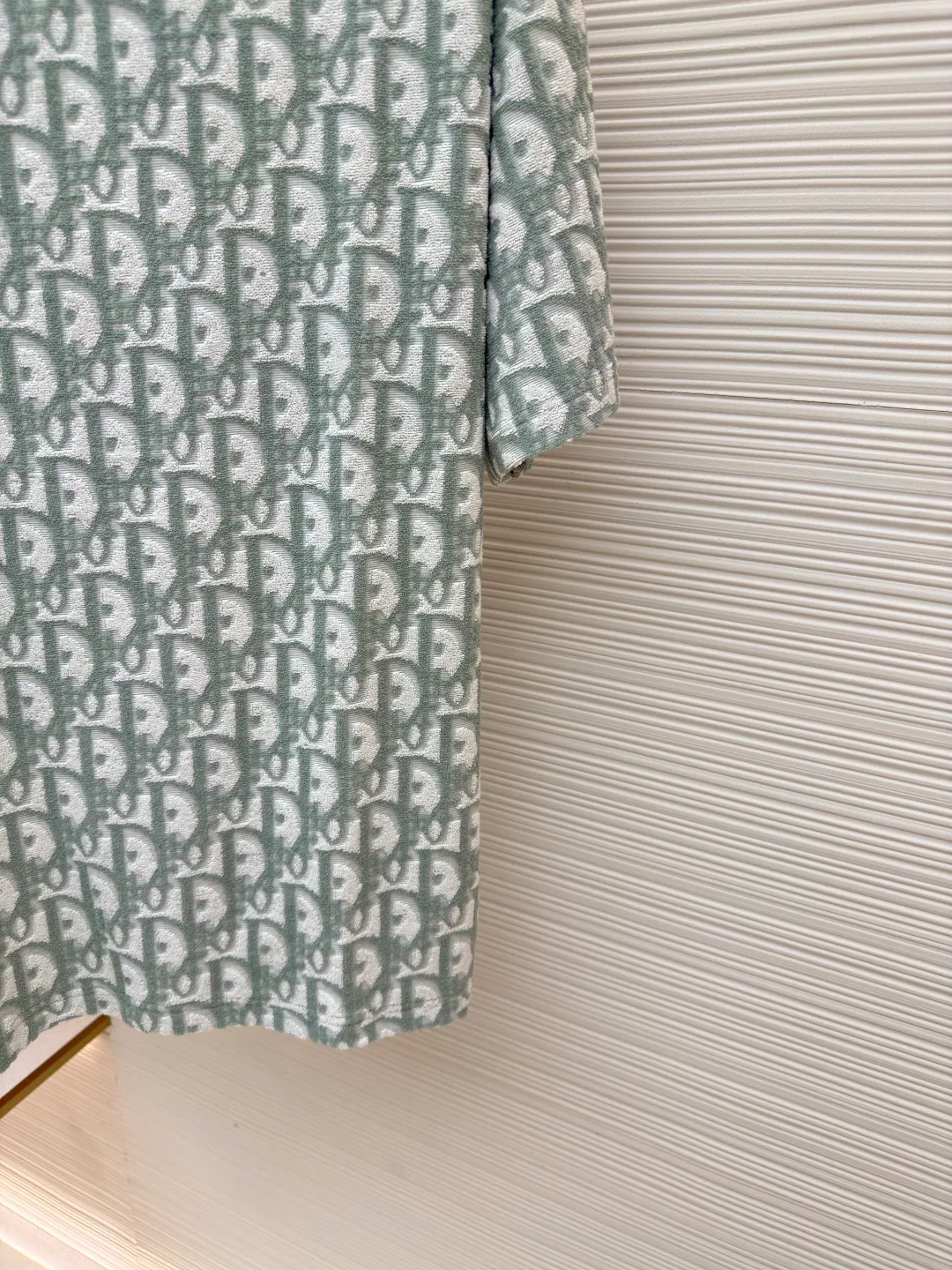 Dior two-color towel jacquard T-shirt ●Original version: purchased and developed for 7700 ●Item number: 1680702-A35 ●Fabric: towel fabric ●Technology: jacquard production ●Version: fitted version ●Weight: about 330 grams ●Size: XS-S-M-L ●Description: The fabric is made of single-sided jacquard terry cloth, the bottom is made of 50s double-ply long-staple cotton yarn, the middle layer is 75D spandex high elastic yarn, the loop is made of 60s double-ply ring-spun combed cotton yarn, purchased in green and blue Two samples are made to order and dye bulk yarn colors. A 20-needle single-sided terry jacquard machine is used to weave the embryonic fabric, which is then washed and shaped to produce the finished fabric. After the washing process, the ring-spun yarn terry is more fluffy and three-dimensional than the compact-spun yarn. The ribs are woven using a horizontal machine, and the yarns are dyed and section-dyed to create a finished rib with a colored flower effect. The overall wiring is straight and delicate, the fabric is comfortable and soft, and the color is consistent without color difference. It can be matched with the same style to create a fashionable look and control various occasions. Customized accessories, complete with three standards, same style for men and women!