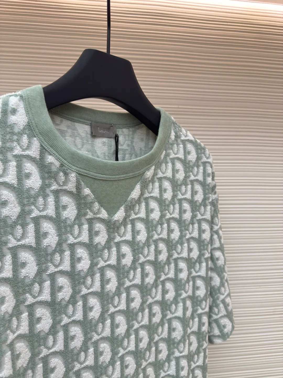 Dior two-color towel jacquard T-shirt ●Original version: purchased and developed for 7700 ●Item number: 1680702-A35 ●Fabric: towel fabric ●Technology: jacquard production ●Version: fitted version ●Weight: about 330 grams ●Size: XS-S-M-L ●Description: The fabric is made of single-sided jacquard terry cloth, the bottom is made of 50s double-ply long-staple cotton yarn, the middle layer is 75D spandex high elastic yarn, the loop is made of 60s double-ply ring-spun combed cotton yarn, purchased in green and blue Two samples are made to order and dye bulk yarn colors. A 20-needle single-sided terry jacquard machine is used to weave the embryonic fabric, which is then washed and shaped to produce the finished fabric. After the washing process, the ring-spun yarn terry is more fluffy and three-dimensional than the compact-spun yarn. The ribs are woven using a horizontal machine, and the yarns are dyed and section-dyed to create a finished rib with a colored flower effect. The overall wiring is straight and delicate, the fabric is comfortable and soft, and the color is consistent without color difference. It can be matched with the same style to create a fashionable look and control various occasions. Customized accessories, complete with three standards, same style for men and women!