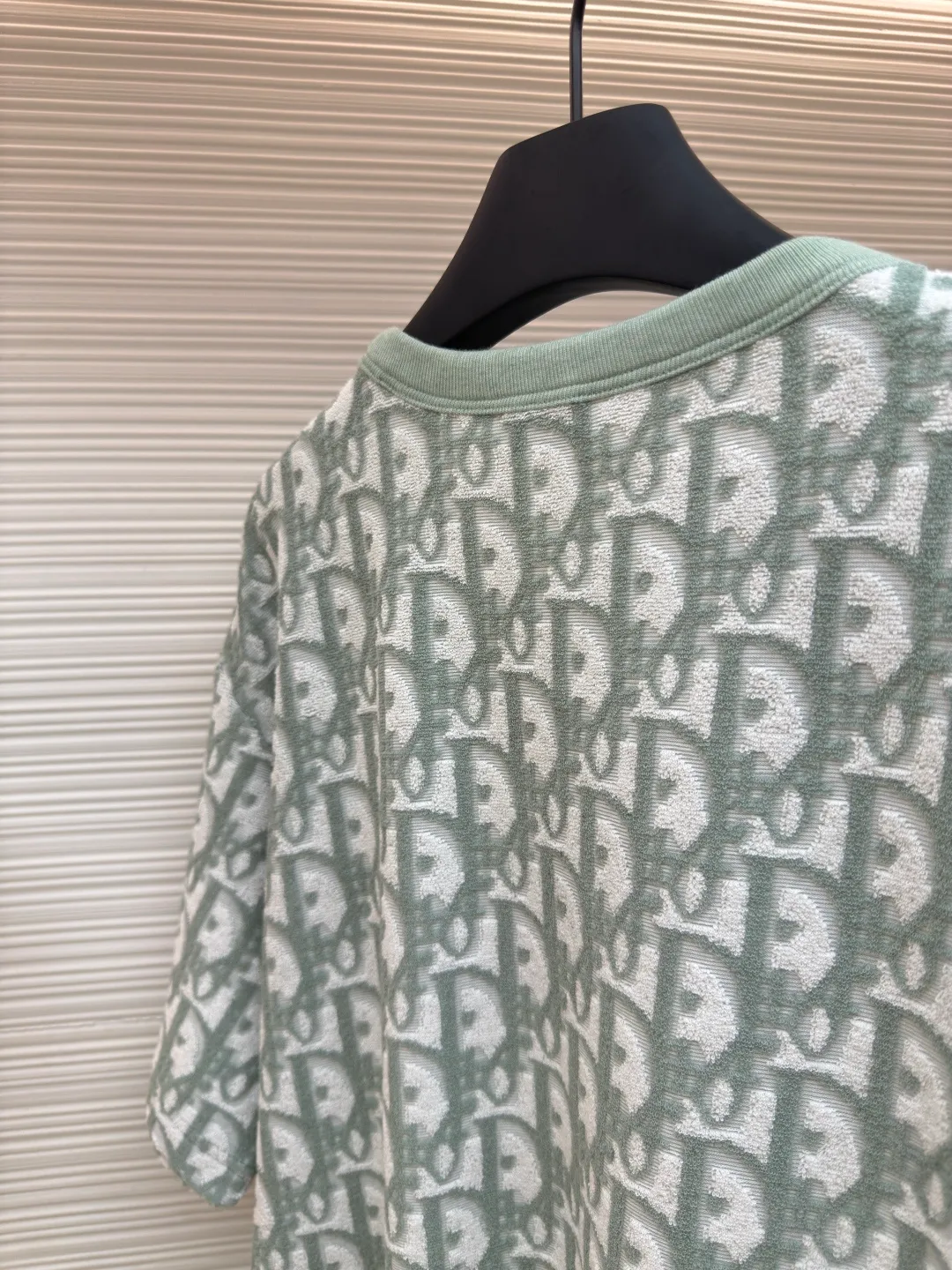 Dior two-color towel jacquard T-shirt ●Original version: purchased and developed for 7700 ●Item number: 1680702-A35 ●Fabric: towel fabric ●Technology: jacquard production ●Version: fitted version ●Weight: about 330 grams ●Size: XS-S-M-L ●Description: The fabric is made of single-sided jacquard terry cloth, the bottom is made of 50s double-ply long-staple cotton yarn, the middle layer is 75D spandex high elastic yarn, the loop is made of 60s double-ply ring-spun combed cotton yarn, purchased in green and blue Two samples are made to order and dye bulk yarn colors. A 20-needle single-sided terry jacquard machine is used to weave the embryonic fabric, which is then washed and shaped to produce the finished fabric. After the washing process, the ring-spun yarn terry is more fluffy and three-dimensional than the compact-spun yarn. The ribs are woven using a horizontal machine, and the yarns are dyed and section-dyed to create a finished rib with a colored flower effect. The overall wiring is straight and delicate, the fabric is comfortable and soft, and the color is consistent without color difference. It can be matched with the same style to create a fashionable look and control various occasions. Customized accessories, complete with three standards, same style for men and women!