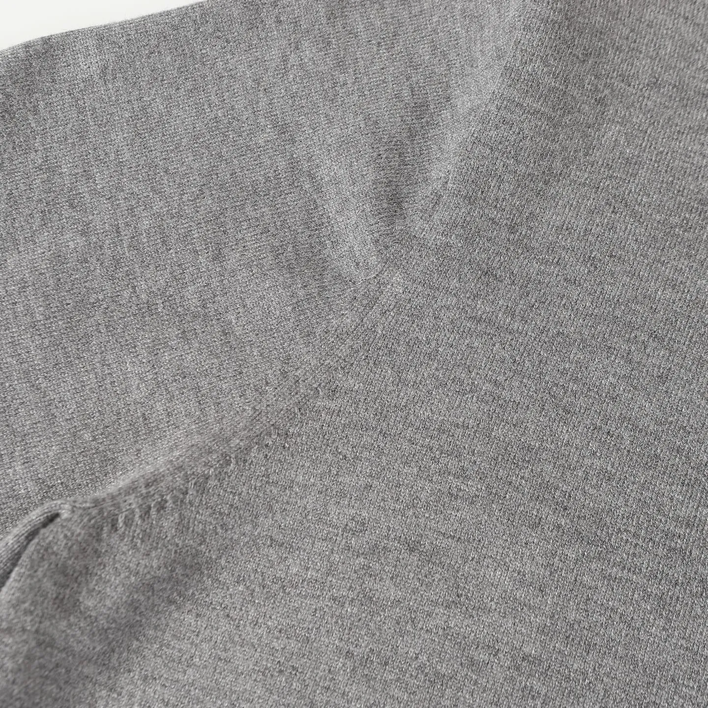 🅿️390 CD 24FW letter embroidered crew neck sweater, originally purchased and developed for 13,000, using 70 wool, 30 camel hair blended 40 count double-ply yarn to carry the ball. The pattern-spun yarn is custom-dyed in gray, and an imported 12-needle knitting machine is used for the plain weave process. The embroidery uses high-density three-dimensional embroidery process, and the entire garment is specially washed with wool to prevent shrinkage. Buttons are custom made of natural resin with logo engraving. Same style for men and women! size: S/M/L
