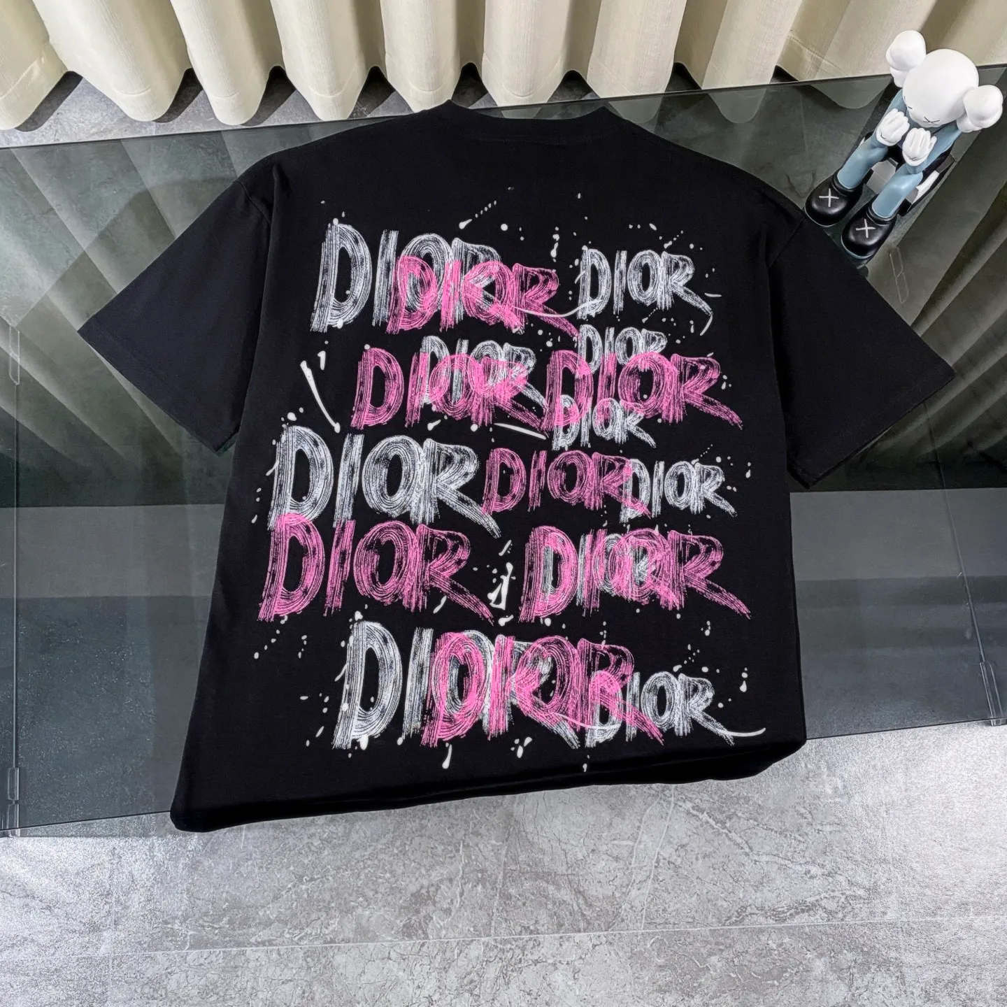 🅿️170 Dior 2025 new classic letters full-print graffiti short-sleeved round neck T-shirt for men and women. Fabric: 310 heavyweight pure cotton, feel free to compare. Made of specific heavyweight 32S fine cotton jersey fabric, 280g weight; with 32s+70D drawbar thread, 280g: 95/fine cotton*5% spandex double yarn rib. The worsted cotton material is light, thin and breathable, with a strong cotton feel on the hand and strong breathability and moisture absorption; the threads are woven into combed cotton fabric using a blending process, making the fabric very soft to the touch. The worsted cotton material is light and breathable, has a strong cotton feel on the hand, is breathable and hygroscopic; it is not easy to wrinkle and does not require special care. 32-needle high-end textile imported from the rib, 70D ultra-fine elastic stitching, nearly non-feeling stitching, comfortable and fit the body shape.  A full set of new Dior accessories, suitable for both men and women. Color: white, black. Size: S-XL