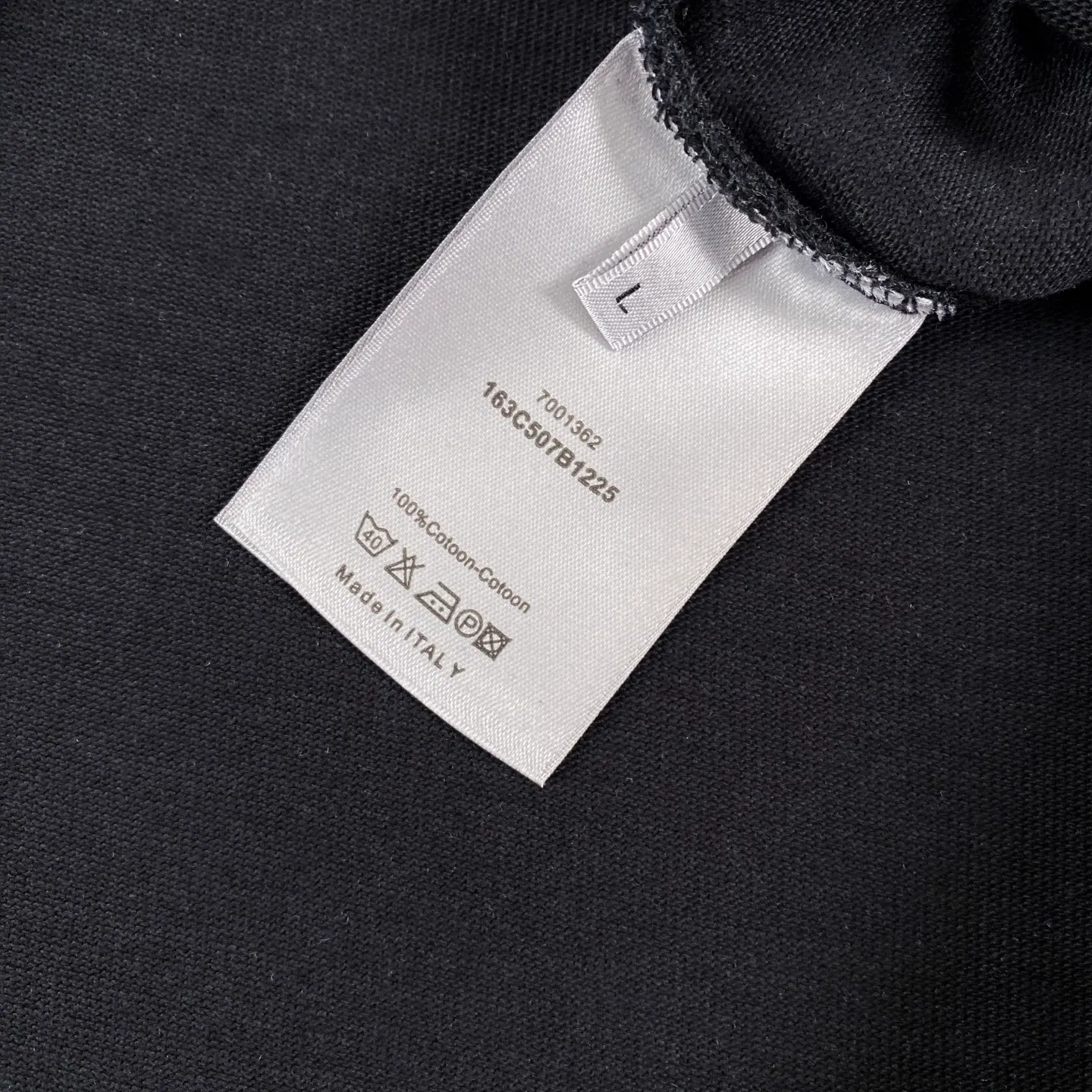 🅿️170 Dior 2025 new classic letters full-print graffiti short-sleeved round neck T-shirt for men and women. Fabric: 310 heavyweight pure cotton, feel free to compare. Made of specific heavyweight 32S fine cotton jersey fabric, 280g weight; with 32s+70D drawbar thread, 280g: 95/fine cotton*5% spandex double yarn rib. The worsted cotton material is light, thin and breathable, with a strong cotton feel on the hand and strong breathability and moisture absorption; the threads are woven into combed cotton fabric using a blending process, making the fabric very soft to the touch. The worsted cotton material is light and breathable, has a strong cotton feel on the hand, is breathable and hygroscopic; it is not easy to wrinkle and does not require special care. 32-needle high-end textile imported from the rib, 70D ultra-fine elastic stitching, nearly non-feeling stitching, comfortable and fit the body shape.  A full set of new Dior accessories, suitable for both men and women. Color: white, black. Size: S-XL