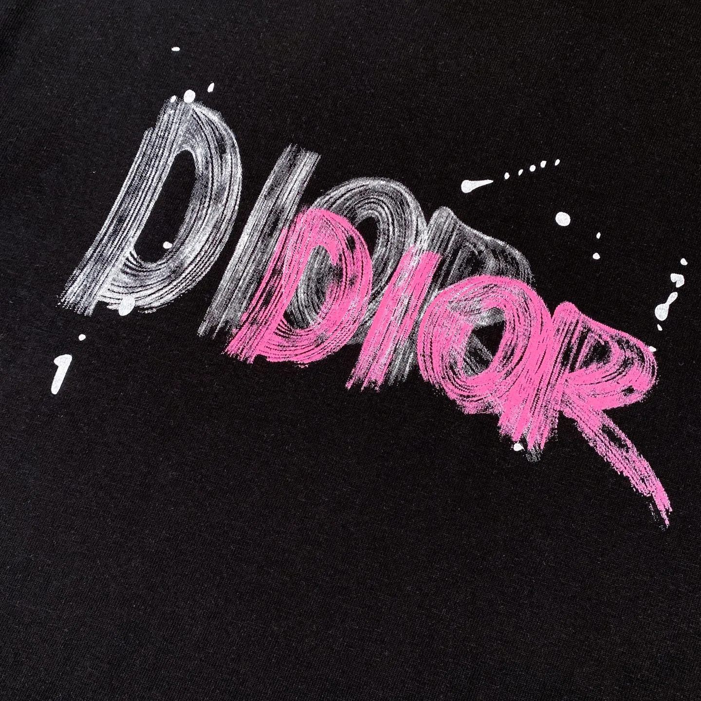 🅿️170 Dior 2025 new classic letters full-print graffiti short-sleeved round neck T-shirt for men and women. Fabric: 310 heavyweight pure cotton, feel free to compare. Made of specific heavyweight 32S fine cotton jersey fabric, 280g weight; with 32s+70D drawbar thread, 280g: 95/fine cotton*5% spandex double yarn rib. The worsted cotton material is light, thin and breathable, with a strong cotton feel on the hand and strong breathability and moisture absorption; the threads are woven into combed cotton fabric using a blending process, making the fabric very soft to the touch. The worsted cotton material is light and breathable, has a strong cotton feel on the hand, is breathable and hygroscopic; it is not easy to wrinkle and does not require special care. 32-needle high-end textile imported from the rib, 70D ultra-fine elastic stitching, nearly non-feeling stitching, comfortable and fit the body shape.  A full set of new Dior accessories, suitable for both men and women. Color: white, black. Size: S-XL