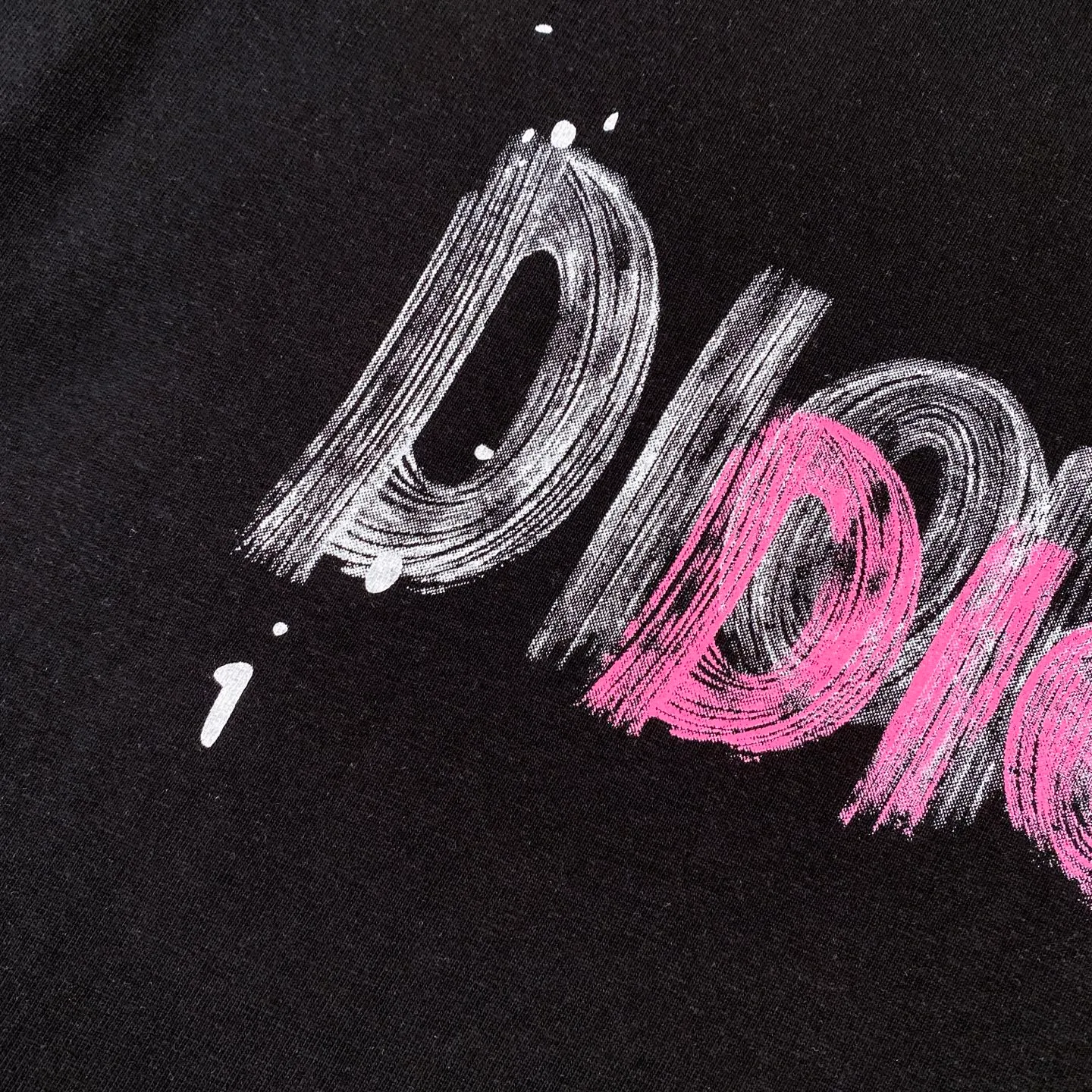 🅿️170 Dior 2025 new classic letters full-print graffiti short-sleeved round neck T-shirt for men and women. Fabric: 310 heavyweight pure cotton, feel free to compare. Made of specific heavyweight 32S fine cotton jersey fabric, 280g weight; with 32s+70D drawbar thread, 280g: 95/fine cotton*5% spandex double yarn rib. The worsted cotton material is light, thin and breathable, with a strong cotton feel on the hand and strong breathability and moisture absorption; the threads are woven into combed cotton fabric using a blending process, making the fabric very soft to the touch. The worsted cotton material is light and breathable, has a strong cotton feel on the hand, is breathable and hygroscopic; it is not easy to wrinkle and does not require special care. 32-needle high-end textile imported from the rib, 70D ultra-fine elastic stitching, nearly non-feeling stitching, comfortable and fit the body shape.  A full set of new Dior accessories, suitable for both men and women. Color: white, black. Size: S-XL