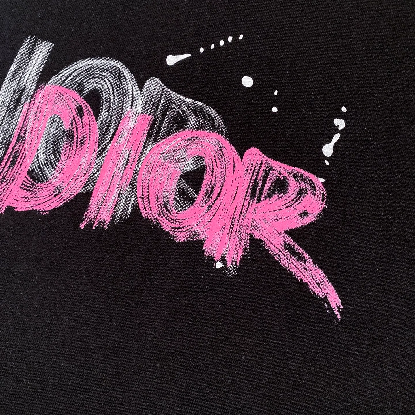 🅿️170 Dior 2025 new classic letters full-print graffiti short-sleeved round neck T-shirt for men and women. Fabric: 310 heavyweight pure cotton, feel free to compare. Made of specific heavyweight 32S fine cotton jersey fabric, 280g weight; with 32s+70D drawbar thread, 280g: 95/fine cotton*5% spandex double yarn rib. The worsted cotton material is light, thin and breathable, with a strong cotton feel on the hand and strong breathability and moisture absorption; the threads are woven into combed cotton fabric using a blending process, making the fabric very soft to the touch. The worsted cotton material is light and breathable, has a strong cotton feel on the hand, is breathable and hygroscopic; it is not easy to wrinkle and does not require special care. 32-needle high-end textile imported from the rib, 70D ultra-fine elastic stitching, nearly non-feeling stitching, comfortable and fit the body shape.  A full set of new Dior accessories, suitable for both men and women. Color: white, black. Size: S-XL