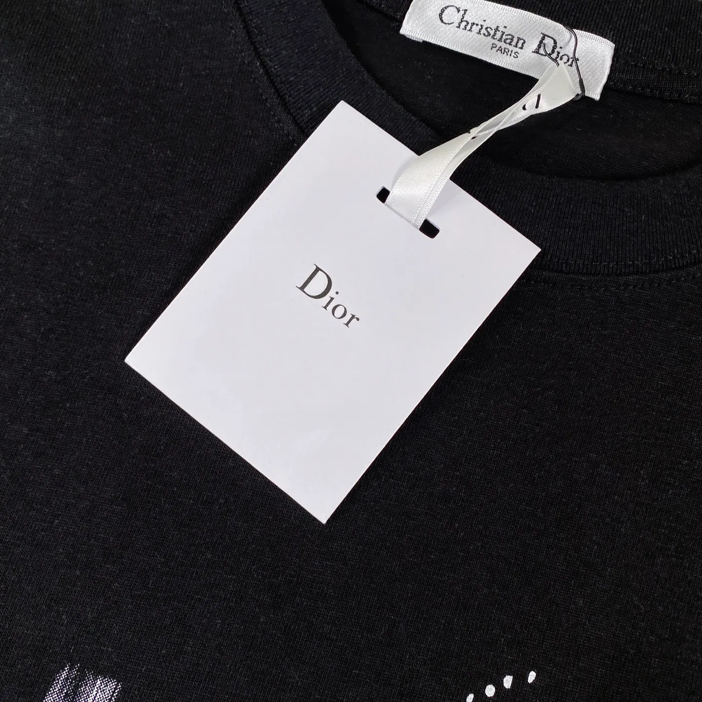 🅿️170 Dior 2025 new classic letters full-print graffiti short-sleeved round neck T-shirt for men and women. Fabric: 310 heavyweight pure cotton, feel free to compare. Made of specific heavyweight 32S fine cotton jersey fabric, 280g weight; with 32s+70D drawbar thread, 280g: 95/fine cotton*5% spandex double yarn rib. The worsted cotton material is light, thin and breathable, with a strong cotton feel on the hand and strong breathability and moisture absorption; the threads are woven into combed cotton fabric using a blending process, making the fabric very soft to the touch. The worsted cotton material is light and breathable, has a strong cotton feel on the hand, is breathable and hygroscopic; it is not easy to wrinkle and does not require special care. 32-needle high-end textile imported from the rib, 70D ultra-fine elastic stitching, nearly non-feeling stitching, comfortable and fit the body shape.  A full set of new Dior accessories, suitable for both men and women. Color: white, black. Size: S-XL